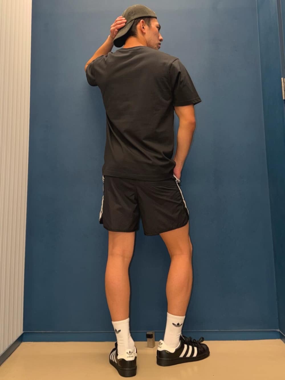 ブラック系のTシャツ/カットソー、ブラック系のその他パンツ、ブラック系のスニーカーを着用したメンズの夏コーディネートの2枚目の写真