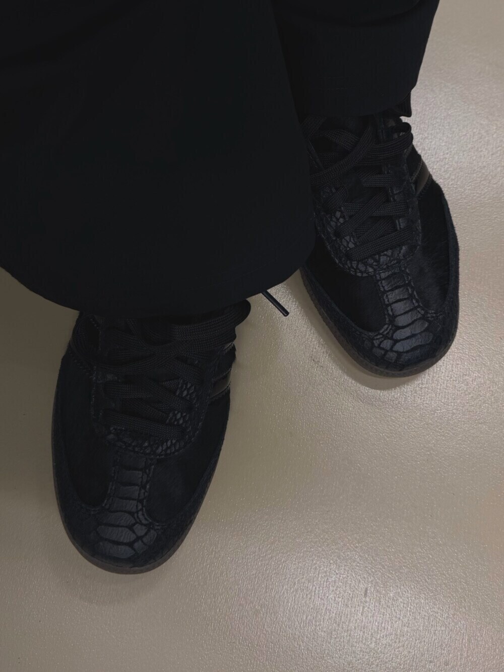 グレー系のパーカー、ホワイト系のTシャツ/カットソー、ブラック系のその他パンツを着用したメンズの冬コーディネートの4枚目の写真