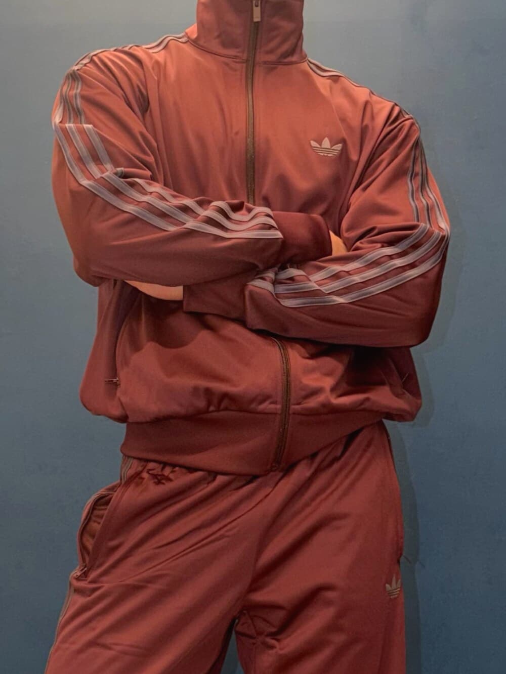 レッド系のトップス、レッド系のパンツ、ブラック系のスニーカーを着用したメンズの春コーディネートの3枚目の写真