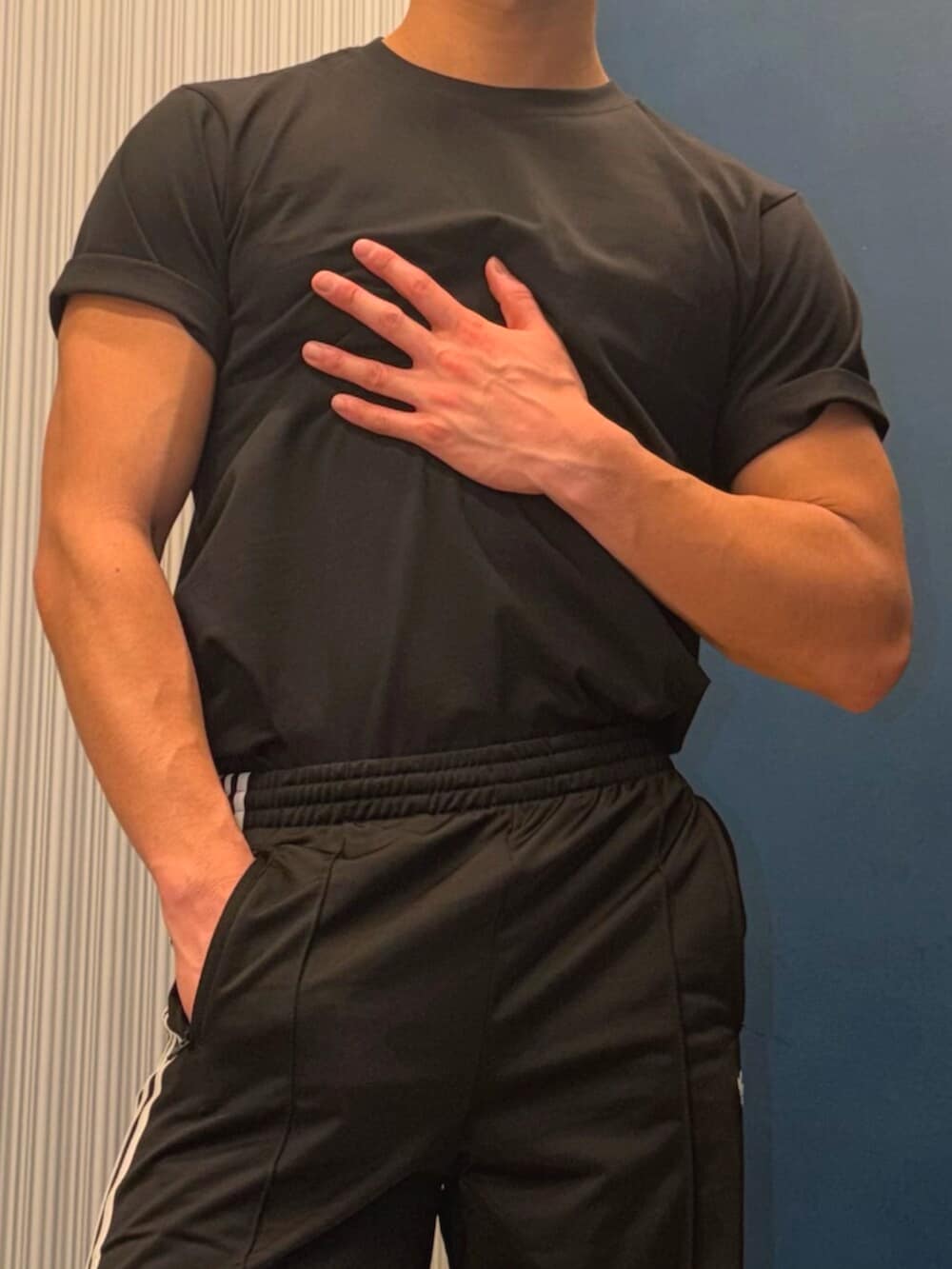 ブラック系のスニーカー、ブラック系のTシャツ/カットソー、ブラック系のその他パンツを着用したメンズの春コーディネートの4枚目の写真