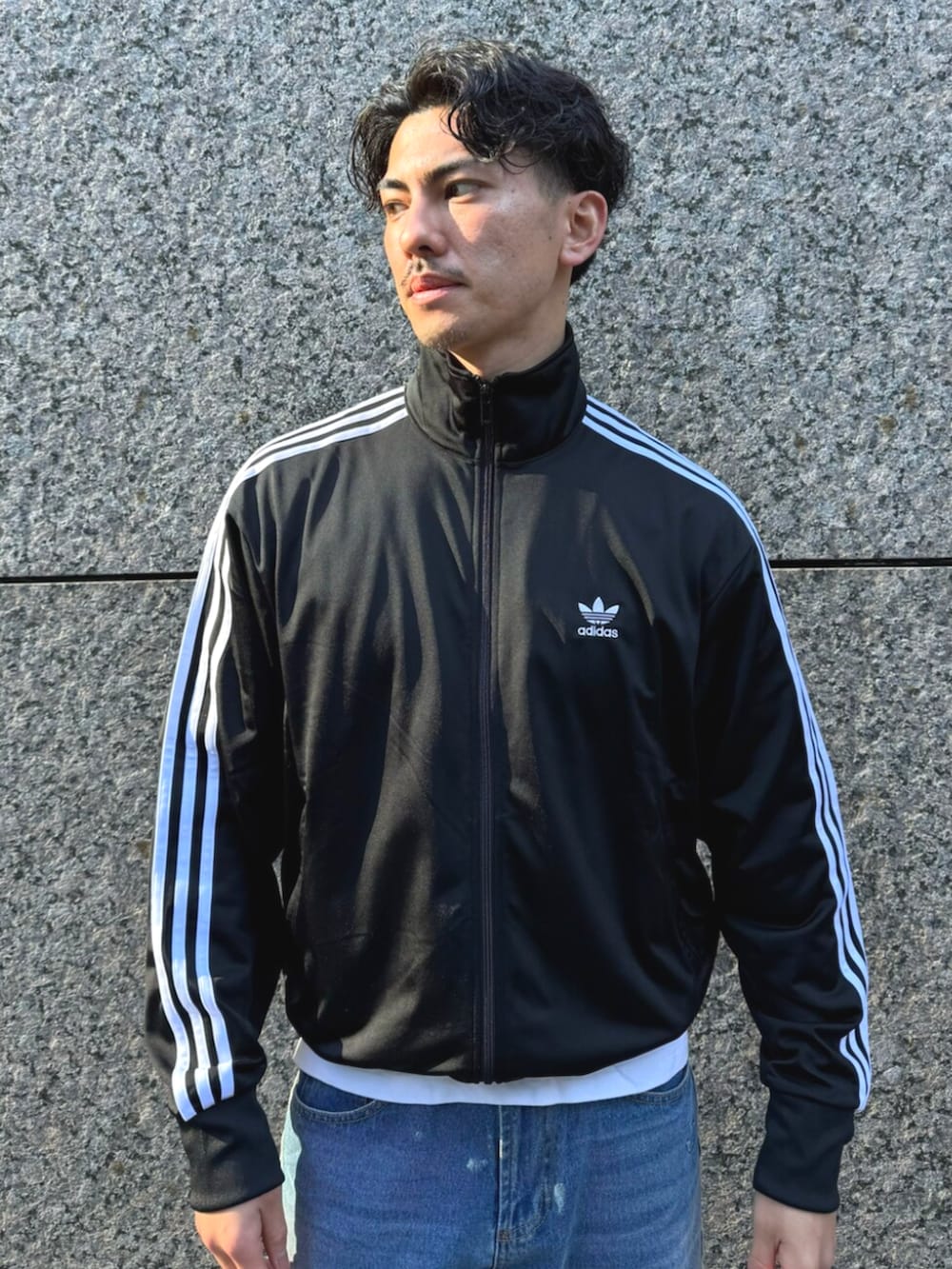 「アディダス、アディダスオリジナルス、adidas、adidas originals、サンバ、samba、スニーカー、ジャージ、カジュアル、シンプルコーデ」｜「adidasのアディカラー クラシックス ファイヤーバード トラックトップ（ジャージ） / アディダスオリジナルス adidas Originals（ジャージ、ブラック系）」を使った、K）さん（メンズ・176cm）の冬コーディネートの3枚目の写真