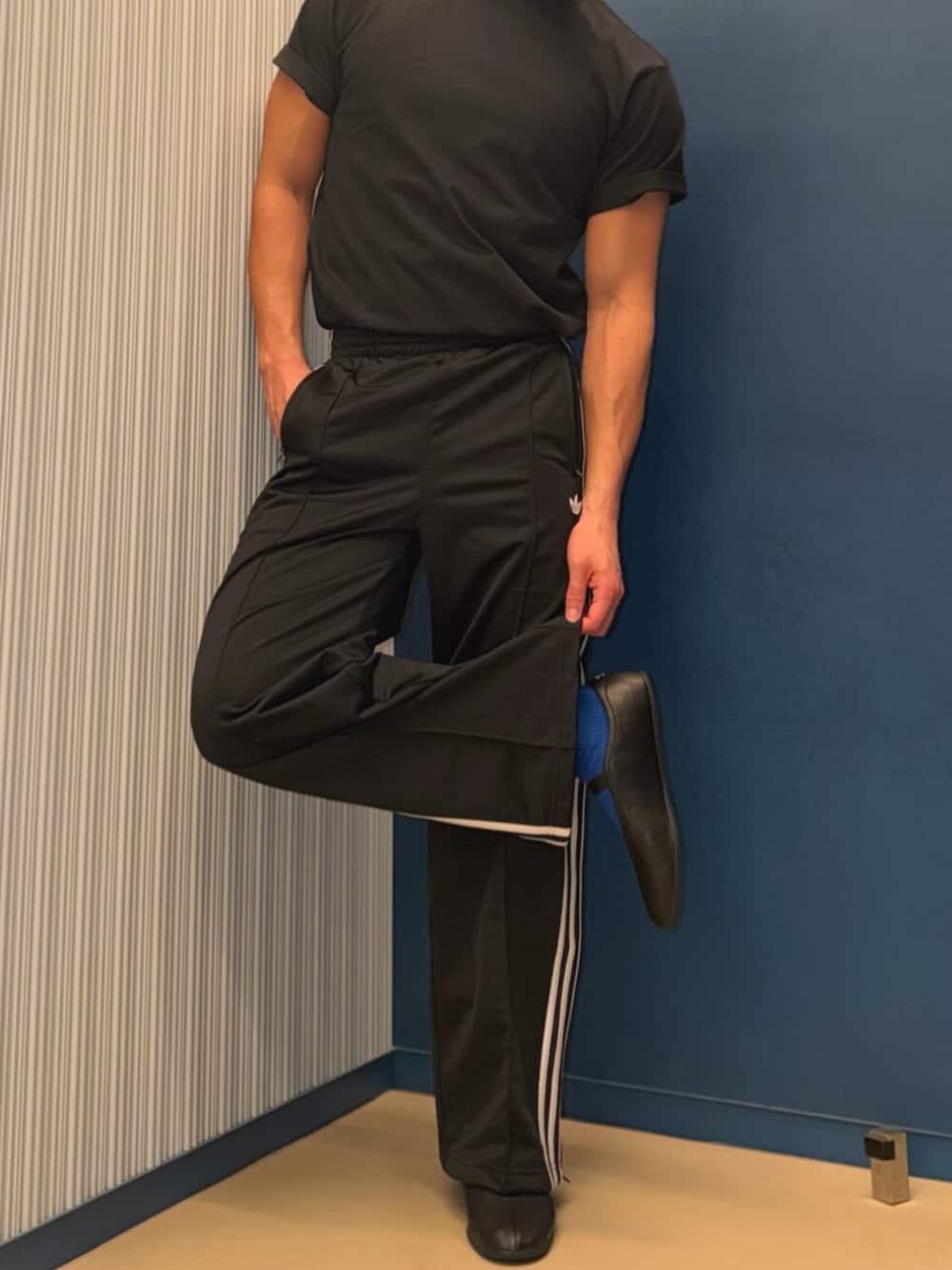 ブラック系のスニーカー、ブラック系のTシャツ/カットソー、ブラック系のその他パンツを着用したメンズの春コーディネートの2枚目の写真