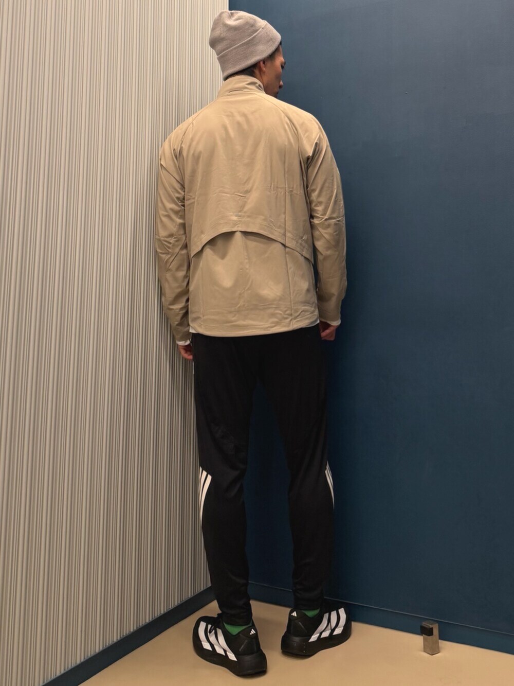 ブラック系のスニーカー、ブラウン系のジャケット/アウター、ブラック系のパンツを着用したメンズの冬コーディネートの2枚目の写真