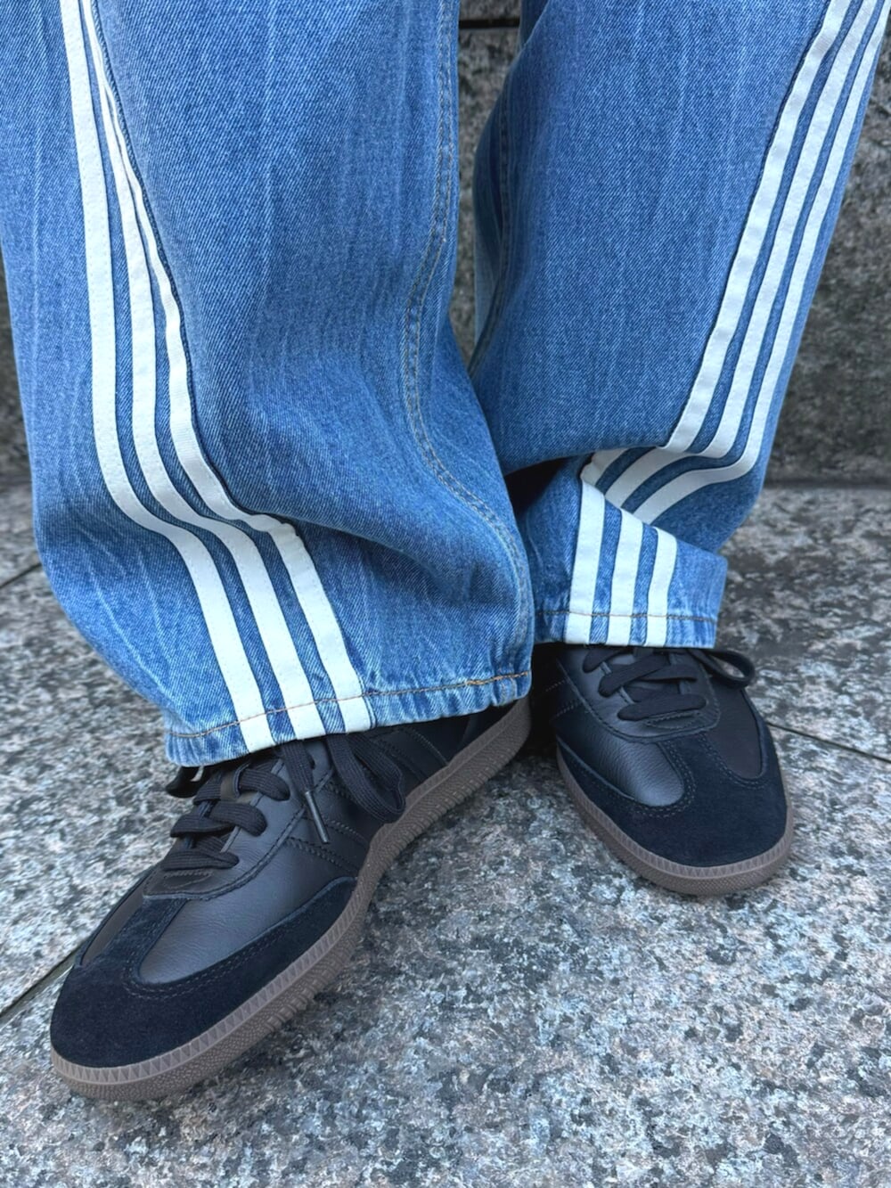 「アディダス、アディダスオリジナルス、adidas、adidas originals、サンバ、samba、スニーカー、ジャージ、カジュアル、シンプルコーデ」｜「adidasのアディカラー クラシックス ファイヤーバード トラックトップ（ジャージ） / アディダスオリジナルス adidas Originals（ジャージ、ブラック系）」を使った、K）さん（メンズ・176cm）の冬コーディネートの5枚目の写真