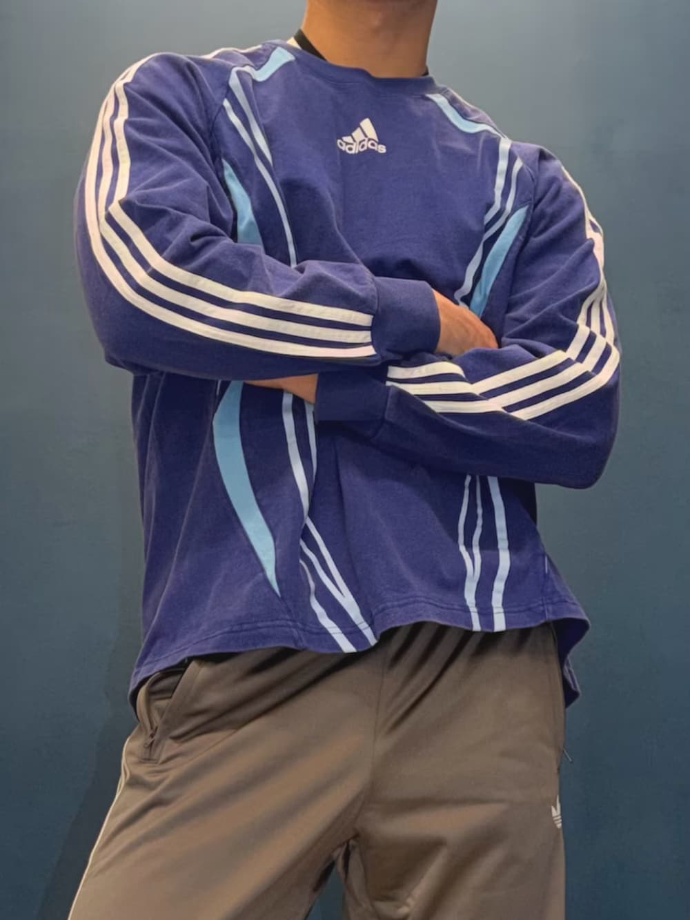 グレー系のその他パンツ、グリーン系のスニーカー、ブルー系のトップスを着用したメンズの春コーディネートの2枚目の写真