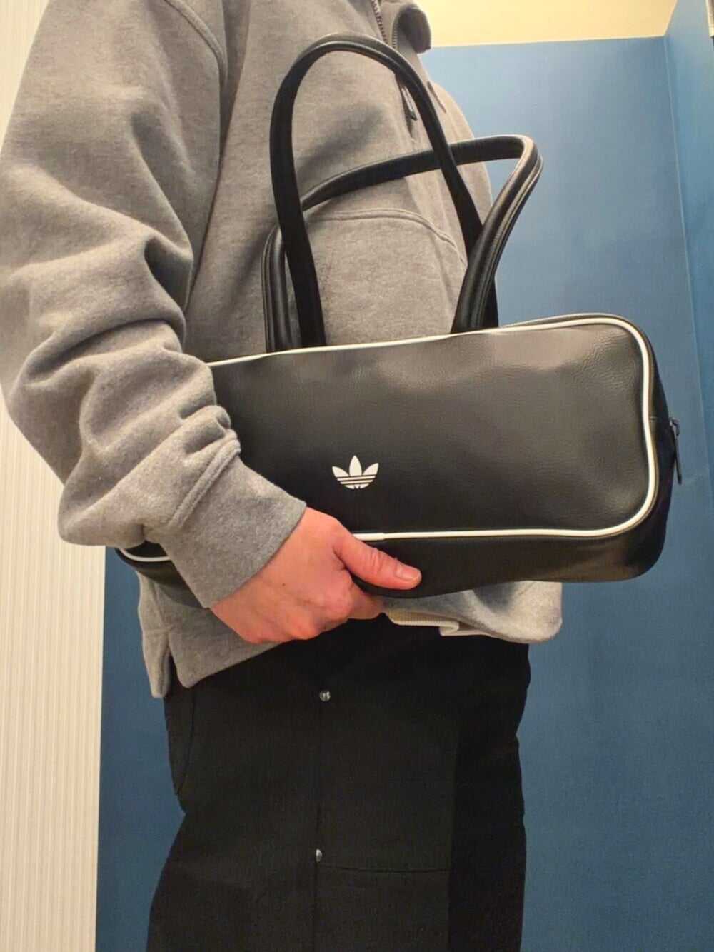 グレー系のパーカー、ホワイト系のTシャツ/カットソー、ブラック系のその他パンツを着用したメンズの冬コーディネートの3枚目の写真