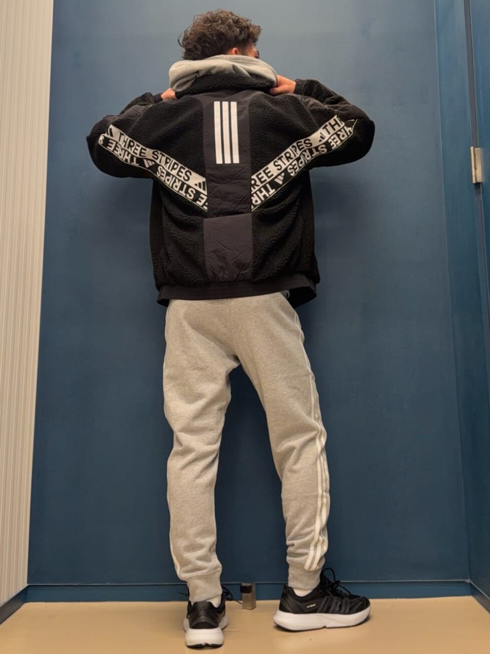 グレー系のスウェットパンツ、グレー系のパーカー、ブラック系のその他アウターを着用したメンズの秋コーディネートの2枚目の写真