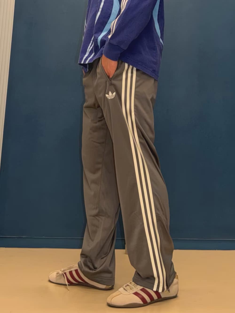 グレー系のその他パンツ、グリーン系のスニーカー、ブルー系のトップスを着用したメンズの春コーディネートの3枚目の写真