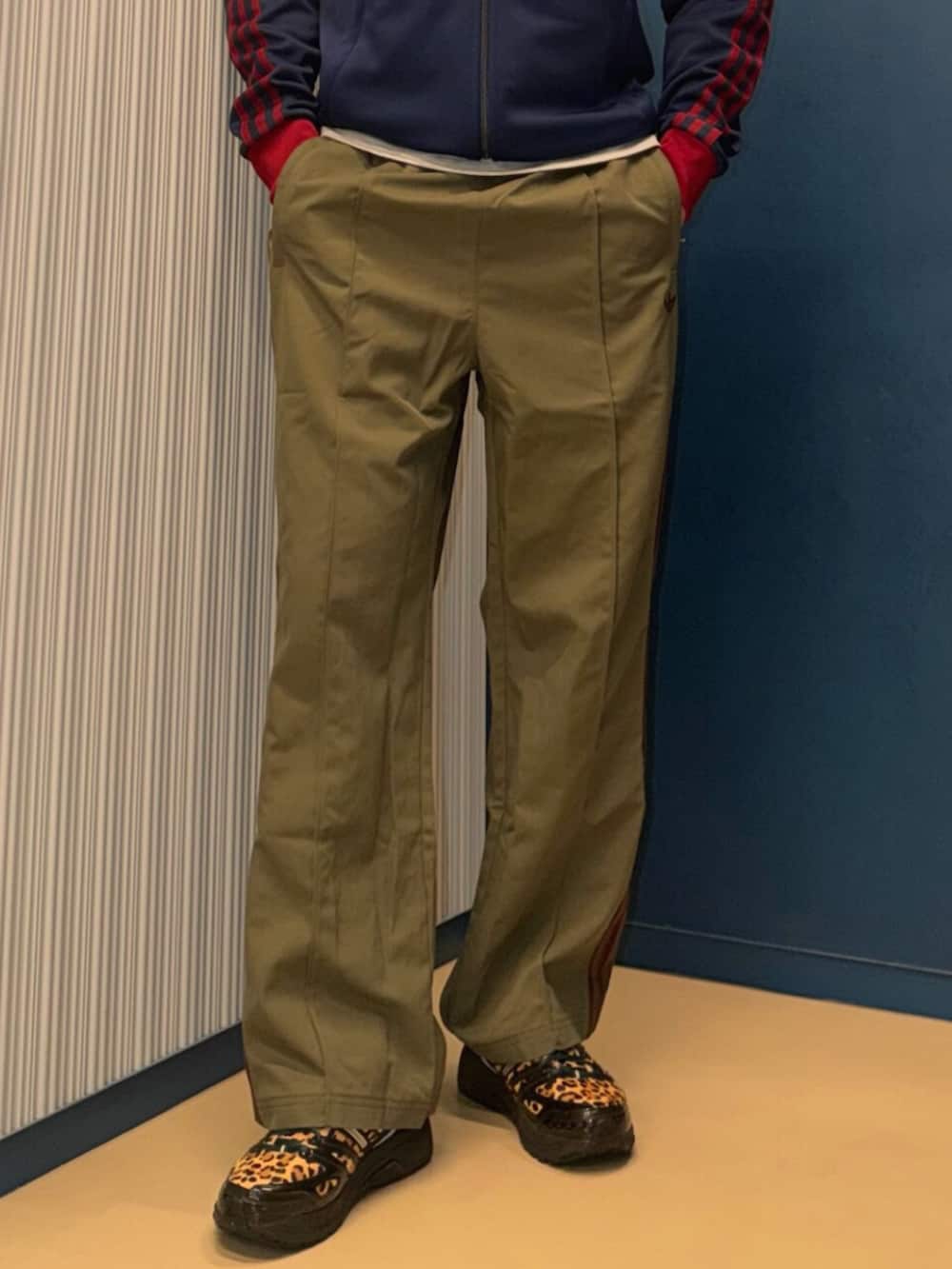 グリーン系のスニーカー、グリーン系のその他パンツ、ブルー系のジャージを着用したメンズの冬コーディネートの4枚目の写真