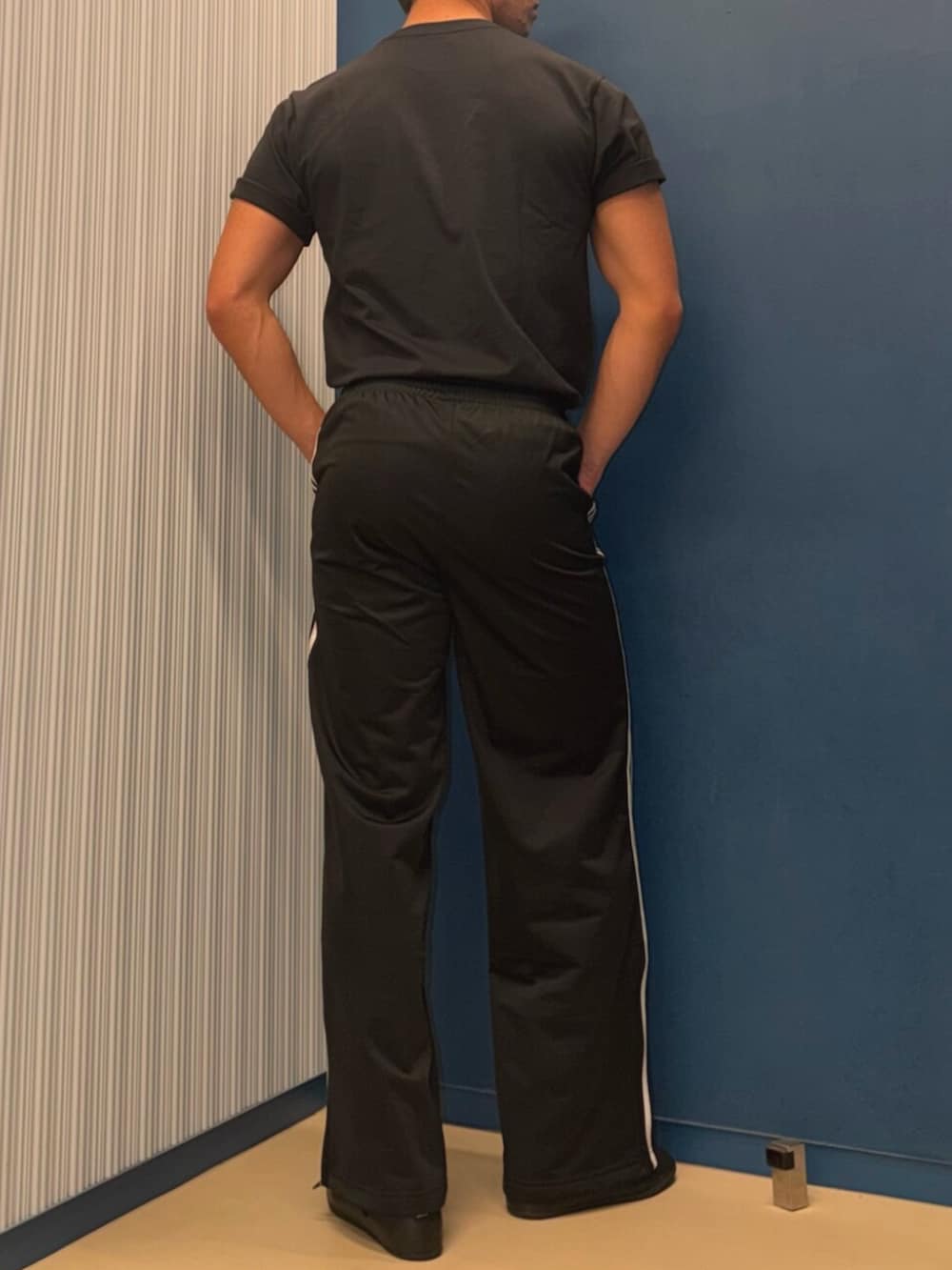 ブラック系のスニーカー、ブラック系のTシャツ/カットソー、ブラック系のその他パンツを着用したメンズの春コーディネートの3枚目の写真