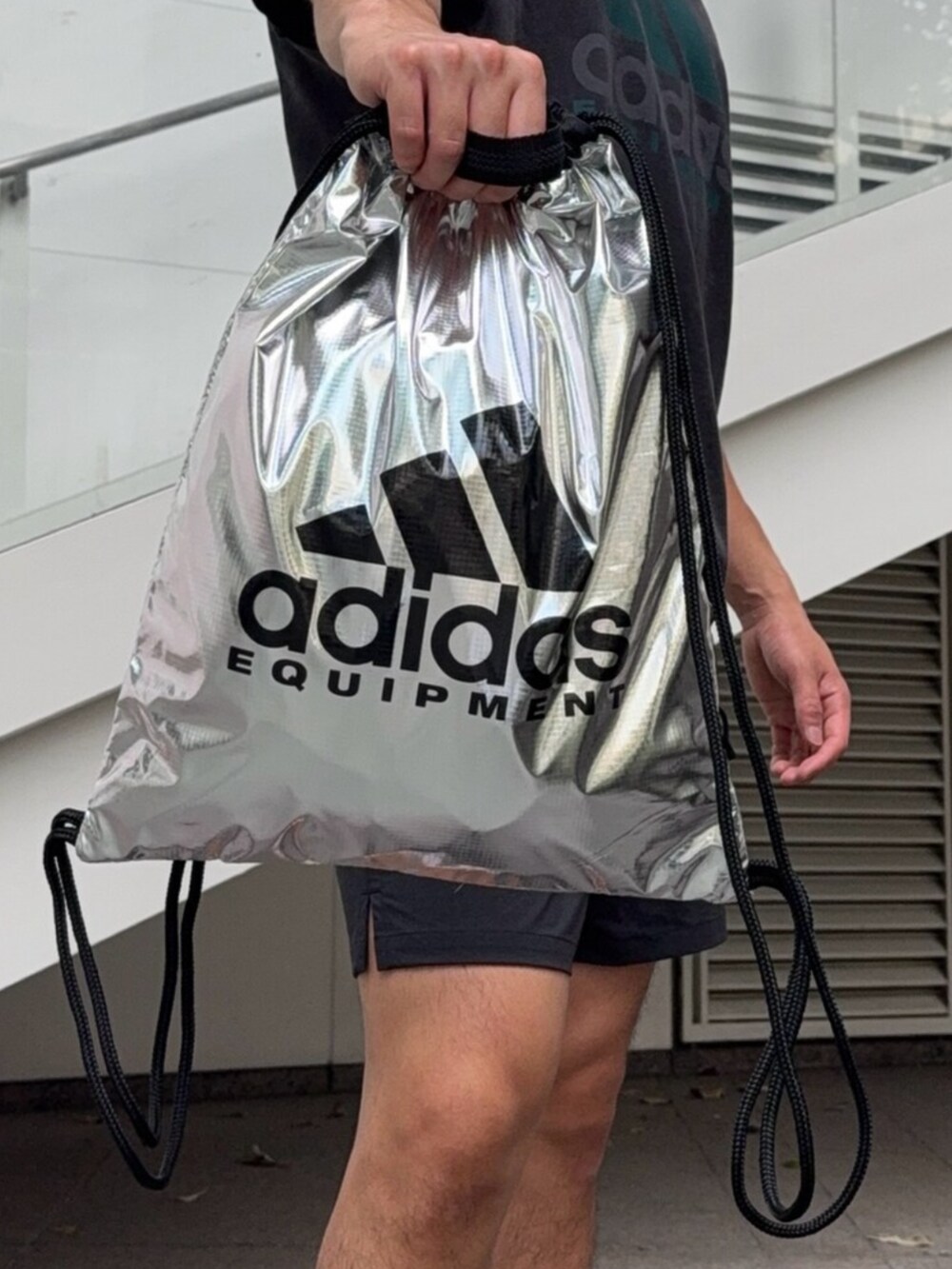 ブラック系のスニーカー、ブラック系のパンツ、ブラック系のトップスを着用したメンズの夏コーディネートの4枚目の写真