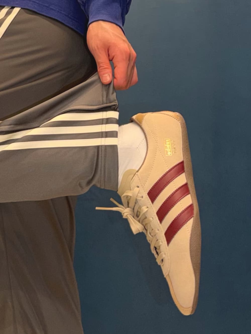 グレー系のその他パンツ、グリーン系のスニーカー、ブルー系のトップスを着用したメンズの春コーディネートの4枚目の写真