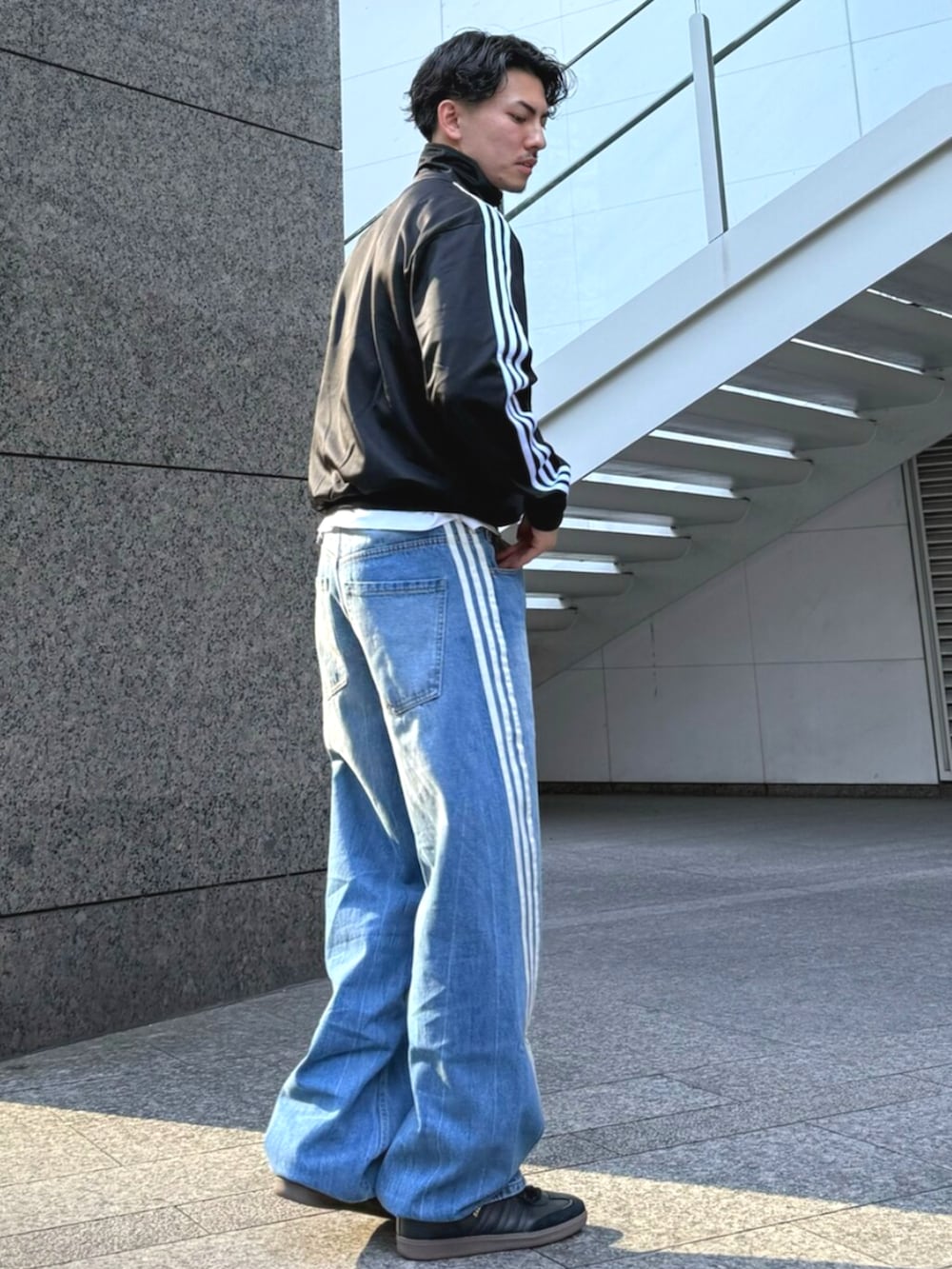 「アディダス、アディダスオリジナルス、adidas、adidas originals、サンバ、samba、スニーカー、ジャージ、カジュアル、シンプルコーデ」｜「adidasのアディカラー クラシックス ファイヤーバード トラックトップ（ジャージ） / アディダスオリジナルス adidas Originals（ジャージ、ブラック系）」を使った、K）さん（メンズ・176cm）の冬コーディネートの2枚目の写真