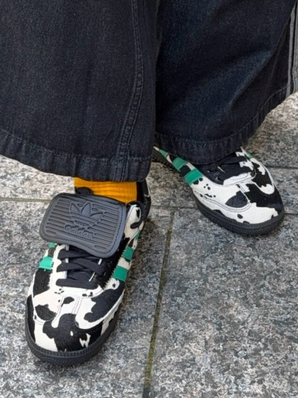 ブラック系のデニムパンツ、ブラック系のトップス、ブラック系のスニーカーを着用したメンズの夏コーディネートの4枚目の写真