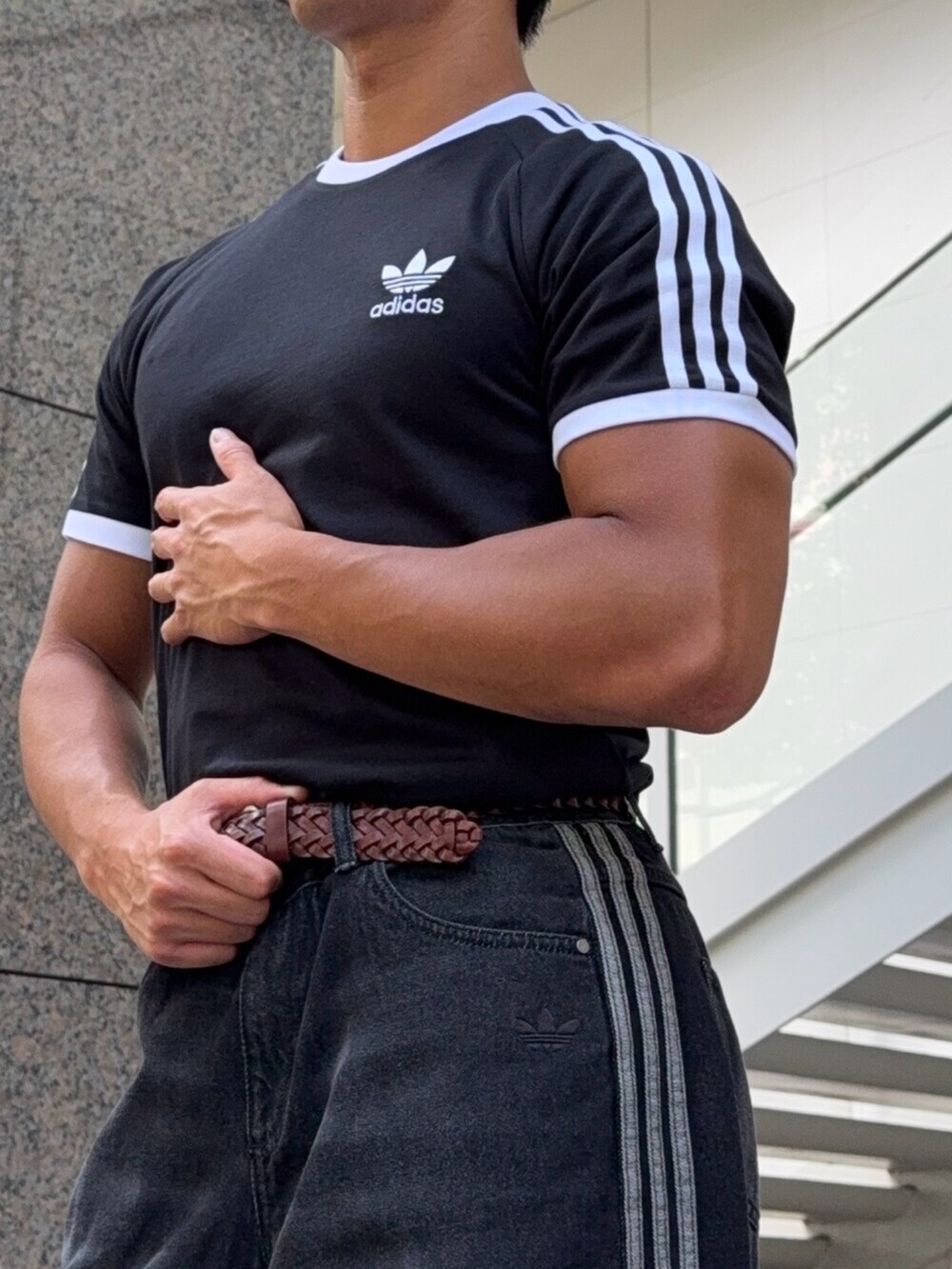 ブラック系のデニムパンツ、ブラック系のトップス、ブラック系のスニーカーを着用したメンズの夏コーディネートの3枚目の写真