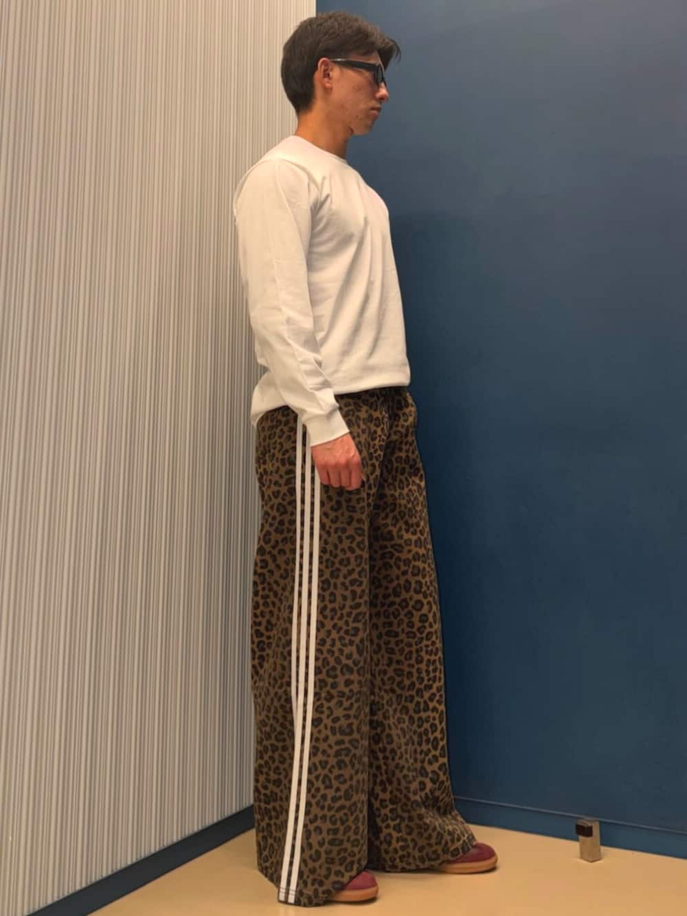 レッド系のスニーカー、ホワイト系のTシャツ/カットソー、ブラウン系のその他パンツを着用したメンズの冬コーディネートの2枚目の写真