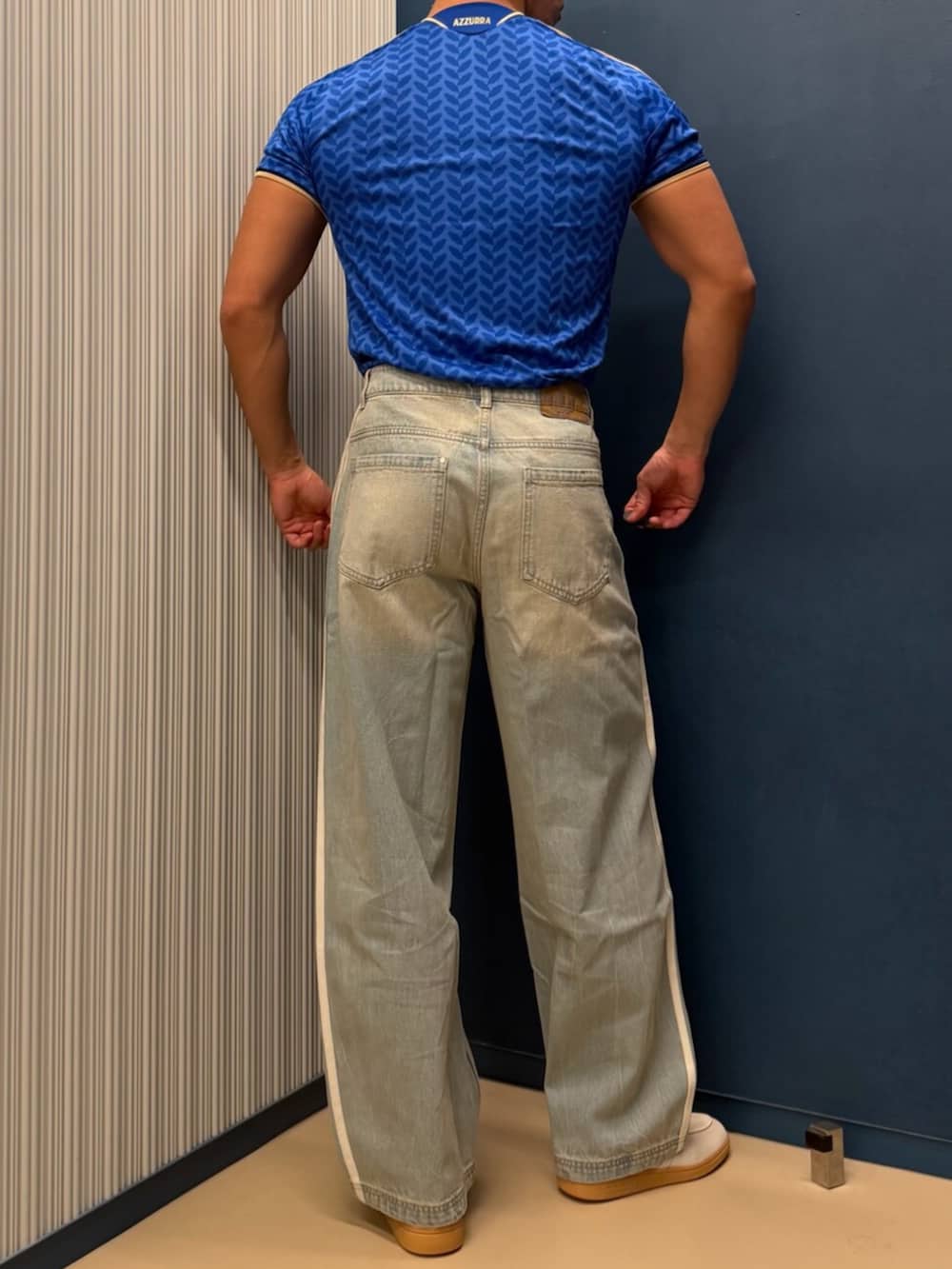 ブルー系のTシャツ/カットソー、ホワイト系のスニーカーを着用したメンズの冬コーディネートの2枚目の写真