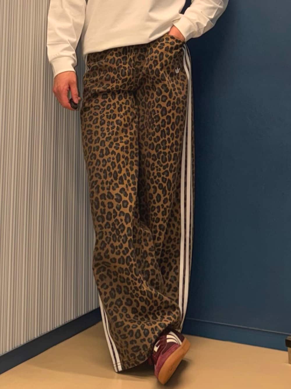 レッド系のスニーカー、ホワイト系のTシャツ/カットソー、ブラウン系のその他パンツを着用したメンズの冬コーディネートの4枚目の写真