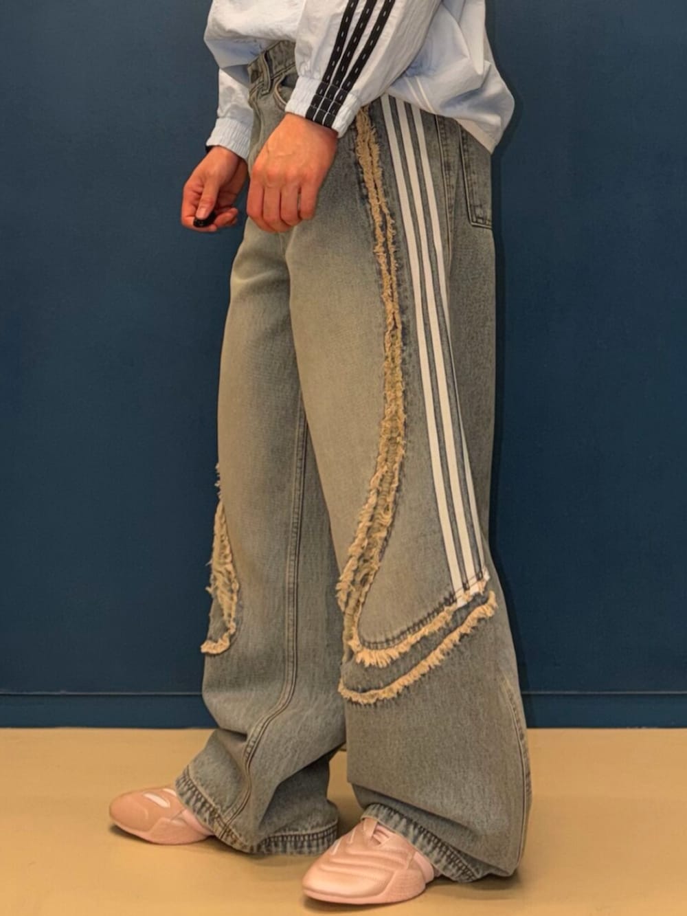 ブルー系のジャージ、ブルー系のデニムパンツ、ピンク系のシューズを着用したメンズの春コーディネートの2枚目の写真