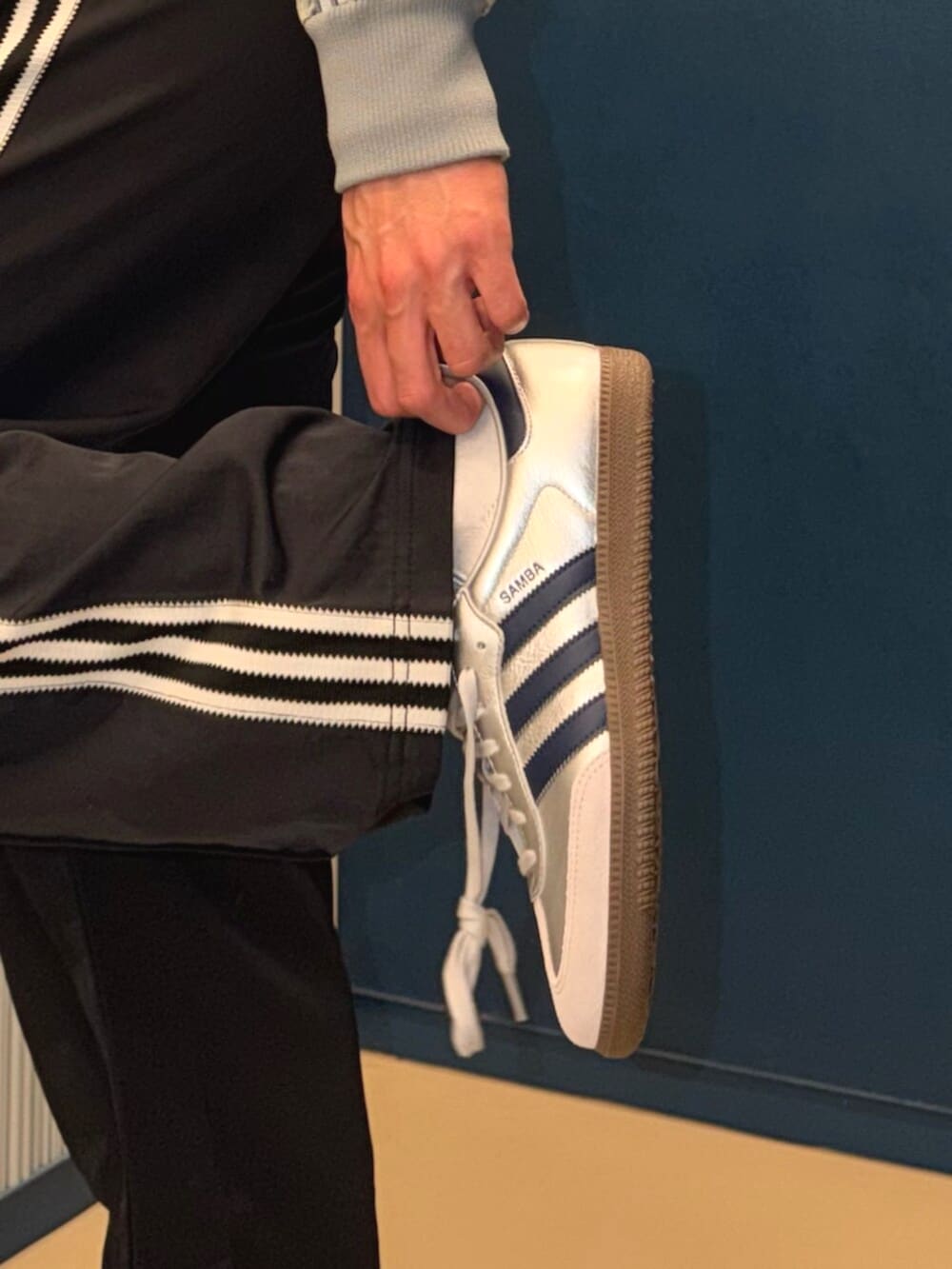 ブルー系のジャージ、ホワイト系のTシャツ/カットソー、ブルー系のデニムジャケットを着用したメンズの春コーディネートの4枚目の写真