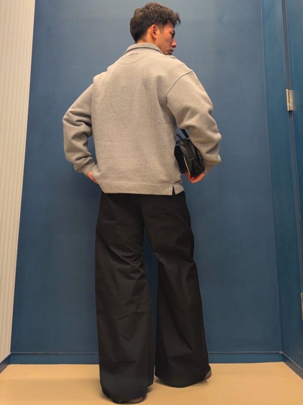 グレー系のパーカー、ホワイト系のTシャツ/カットソー、ブラック系のその他パンツを着用したメンズの冬コーディネートの2枚目の写真