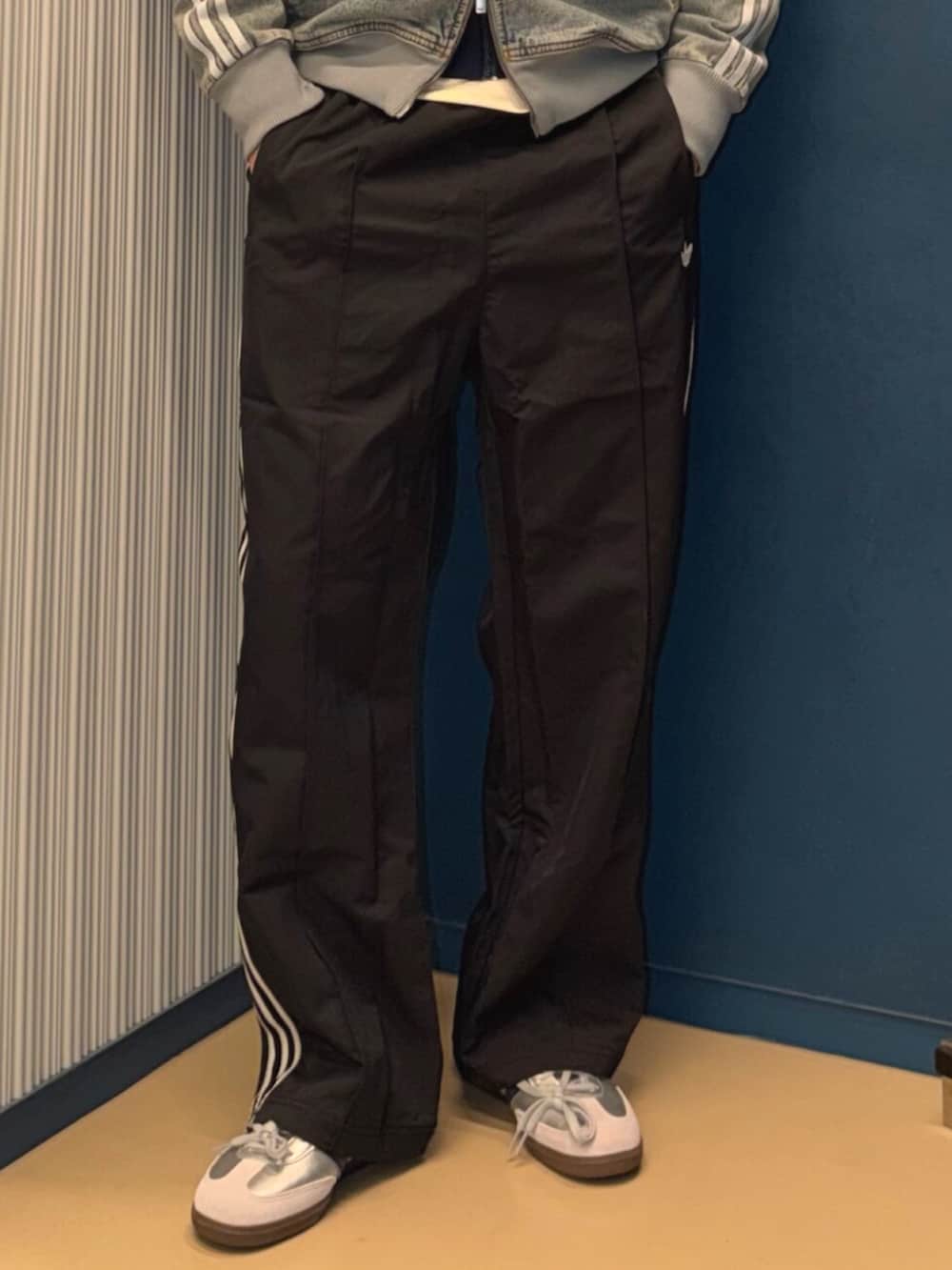 ブルー系のジャージ、ホワイト系のTシャツ/カットソー、ブルー系のデニムジャケットを着用したメンズの春コーディネートの3枚目の写真