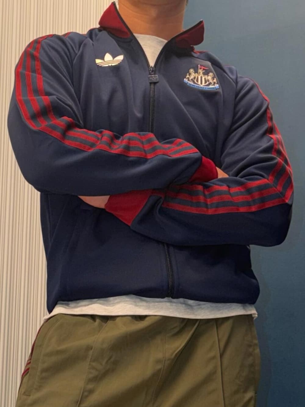 グリーン系のスニーカー、グリーン系のその他パンツ、ブルー系のジャージを着用したメンズの冬コーディネートの3枚目の写真