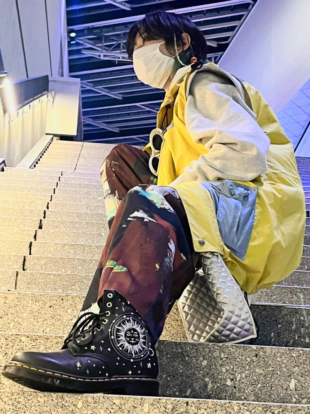 「服とコスメでなりたい自分に、柄パンツ、bodysong.、メンズファッション、冬アウター、いいね、save、フォローお願いします🤑、オーバーサイズ、革靴、ドクターマーチン、ドクターマーチン8ホール、黄色、ロングベスト、赤パンツ、ずっと真夜中でいいのに。、ブーツ」｜「bodysong.のアイテム（ジャケット/アウター、イエロー系）」を使った、抹さん（メンズ・167cm）の冬コーディネートの4枚目の写真