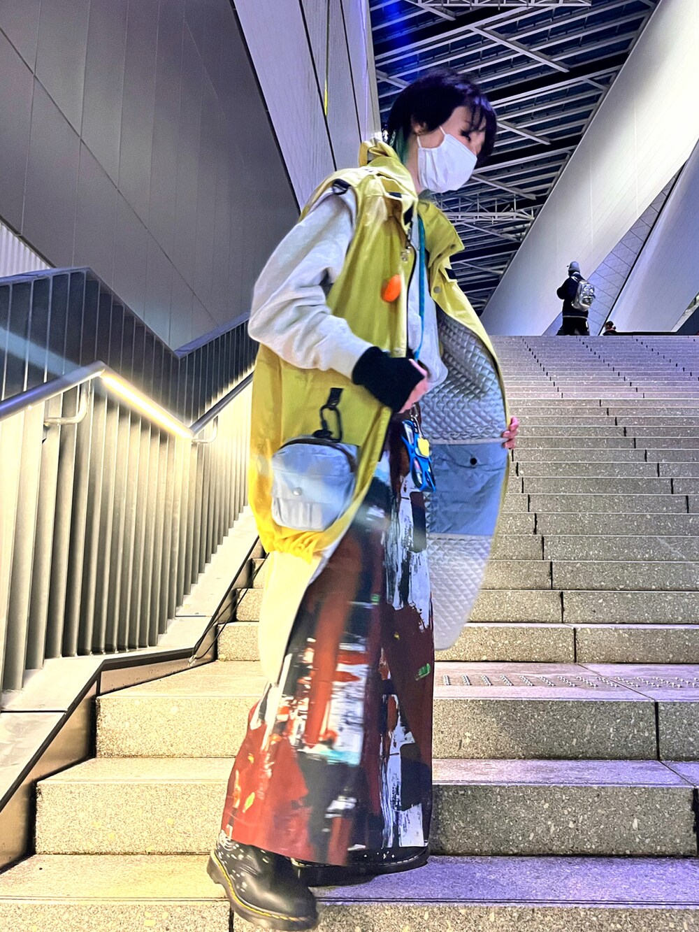 「服とコスメでなりたい自分に、柄パンツ、bodysong.、メンズファッション、冬アウター、いいね、save、フォローお願いします🤑、オーバーサイズ、革靴、ドクターマーチン、ドクターマーチン8ホール、黄色、ロングベスト、赤パンツ、ずっと真夜中でいいのに。、ブーツ」｜「bodysong.のアイテム（ジャケット/アウター、イエロー系）」を使った、抹さん（メンズ・167cm）の冬コーディネートの3枚目の写真