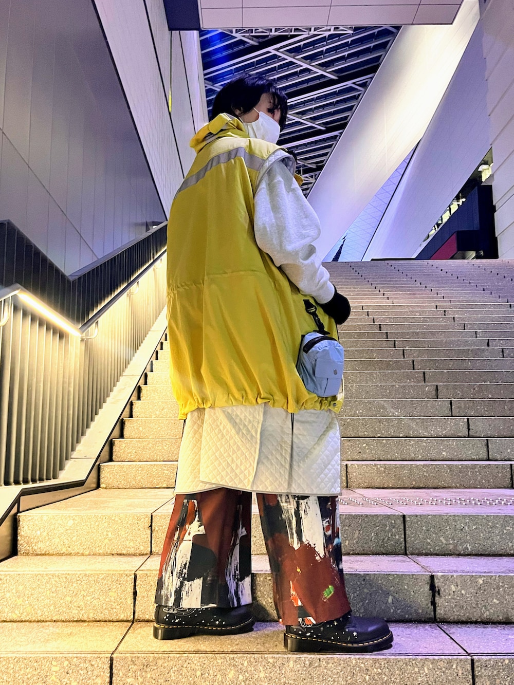 「服とコスメでなりたい自分に、柄パンツ、bodysong.、メンズファッション、冬アウター、いいね、save、フォローお願いします🤑、オーバーサイズ、革靴、ドクターマーチン、ドクターマーチン8ホール、黄色、ロングベスト、赤パンツ、ずっと真夜中でいいのに。、ブーツ」｜「bodysong.のアイテム（ジャケット/アウター、イエロー系）」を使った、抹さん（メンズ・167cm）の冬コーディネートの2枚目の写真