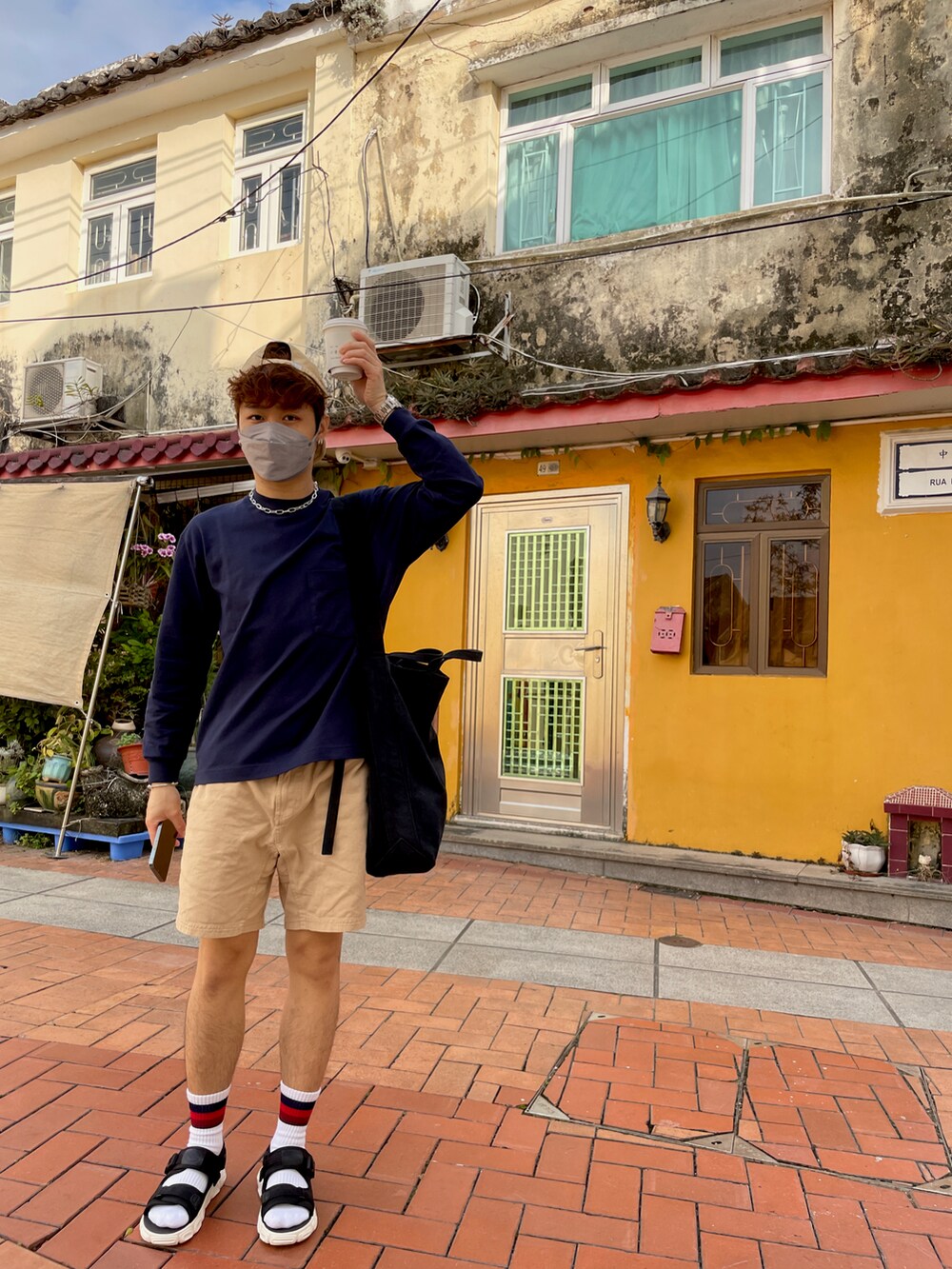 ブルー系のTシャツ/カットソー、ベージュ系のスウェットパンツ、ブラック系のサンダルを着用したメンズの秋コーディネートの2枚目の写真