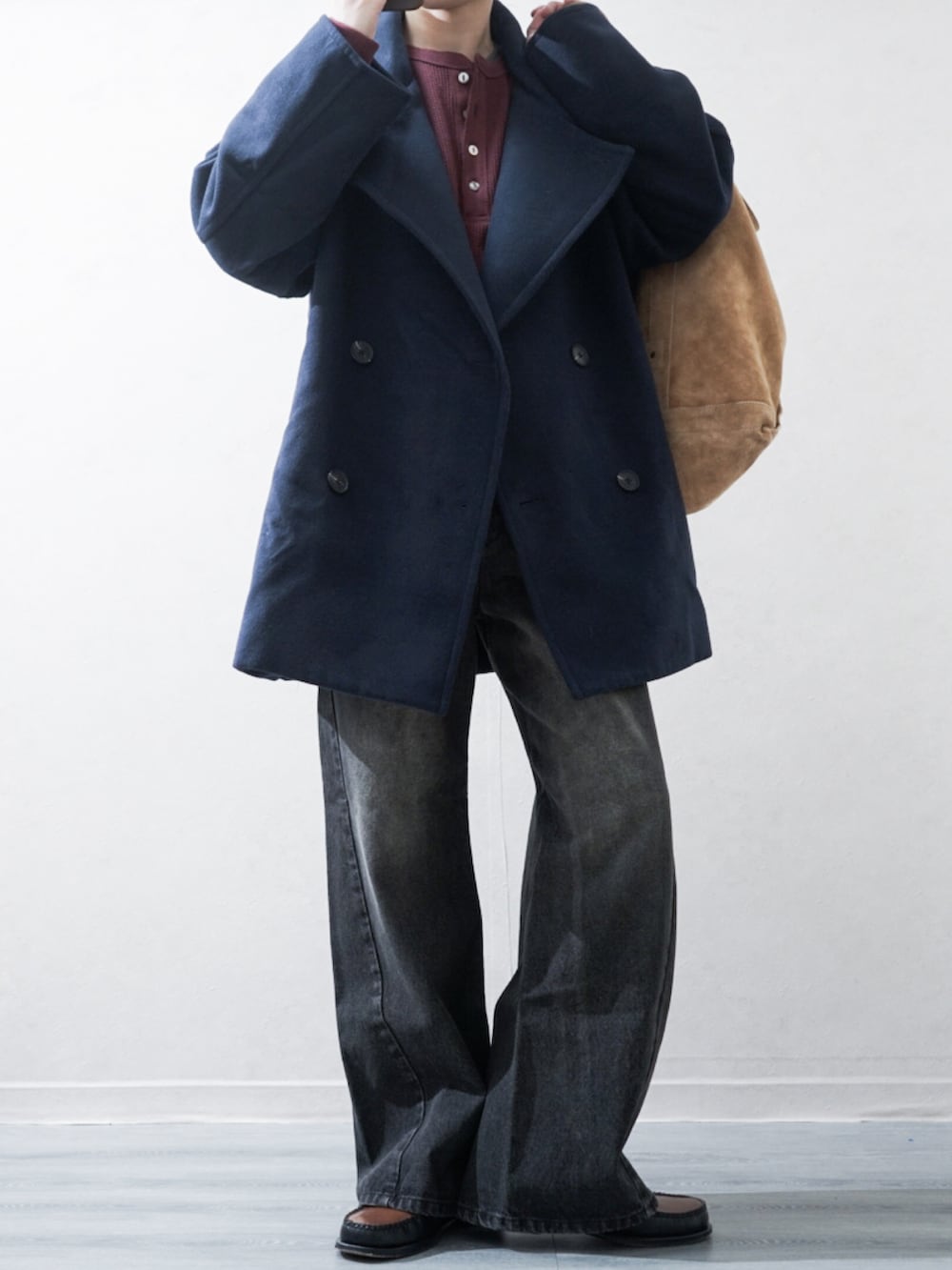 レッド系のその他トップス、ブルー系のピーコート、ブラック系のデニムパンツを着用したメンズの冬コーディネートの2枚目の写真