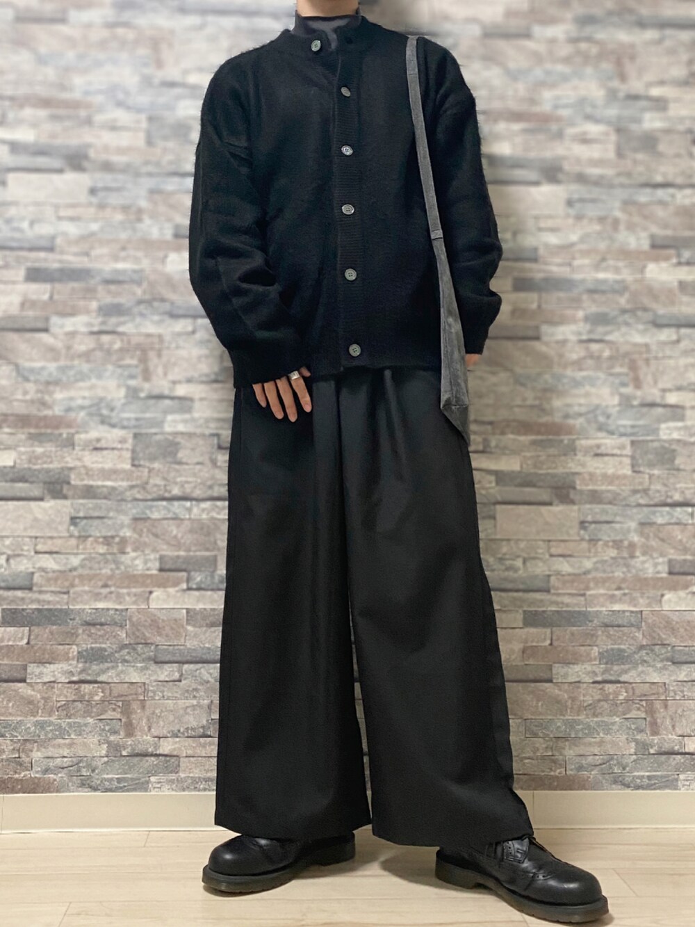 「カーディガン、ブラックコーデ、オールブラック、Dr.Martens、ワイドパンツ、Aライン、Hender Scheme、大人コーデ、シンプルコーデ、低身長コーデ、CASPER JOHN、おしゃれさんと繋がりたい、いいね、save、フォローお願いします🤑、モヘアライク、Ellno Loset」|「Ellno Losetの2WAYモヘアタッチカーディガン(カーディガン/ボレロ、ブラック系)」を使った、Takiさん(メンズ・169cm)の秋コーディネートの2枚目の写真
