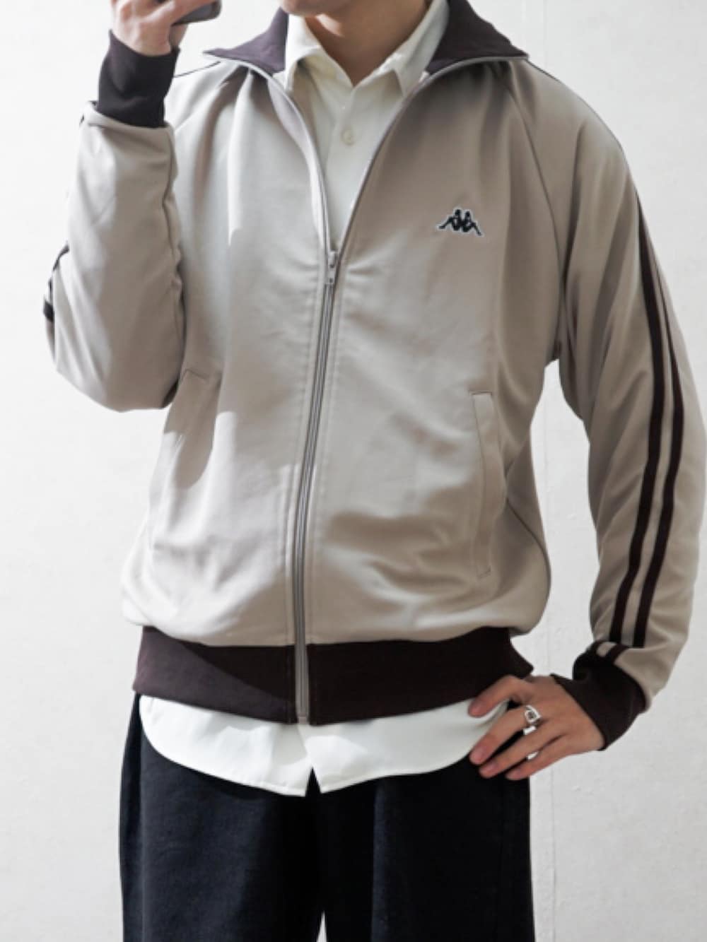 ベージュ系のジャージ、グレー系のシャツ/ブラウス、レッド系のネクタイを着用したメンズの冬コーディネートの2枚目の写真