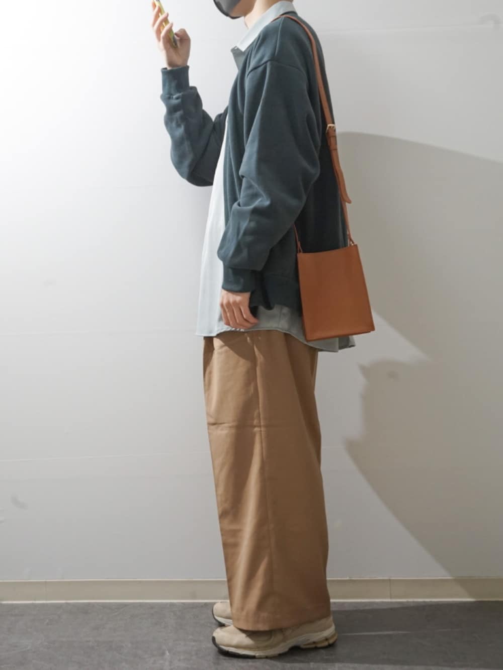 イエロー系のその他パンツ、ベージュ系のスニーカー、イエロー系のショルダーバッグを着用したメンズの春コーディネートの2枚目の写真