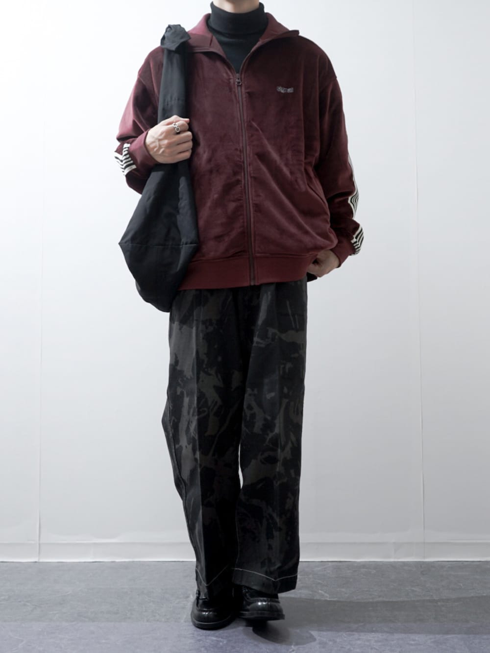 「ファッションを楽しもう、WEARyouthコーデ、トラックジャケット、スポーツミックス、タートルネック、レイヤードスタイル、ワインレッド、柄パンツ、ショルダーバッグ、休日スタイル、お出かけコーデ、プチプラ、ローファー、低身長コーデ、秋のコーデ」｜「remerのloose basic turtle neck Tee / ルーズベーシックタートルネックTee（Tシャツ/カットソー、ブラック系）」を使った、Takiさん（骨格ウェーブ・メンズ・169cm）の秋コーディネートの2枚目の写真