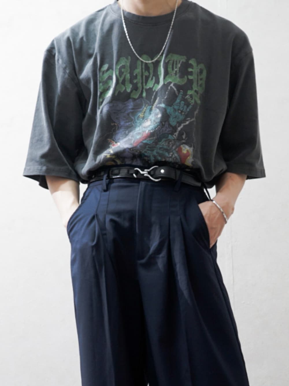「古着MIX、シンプルコーデ、PR、confirm、コンファーム、ピグメント、タックイン、スラックス、半袖Ｔシャツ、プリントT、革靴、初夏コーデ、夏コーデ、きれいめカジュアル、プチプラ」｜「Starting OverのPigment hard wash T-shirt/ピグメント ハードウォッシュ 半袖 Tシャツ（Tシャツ/カットソー、ブラック系）」を使った、Takiさん（骨格ウェーブ・メンズ・169cm）の春コーディネートの2枚目の写真