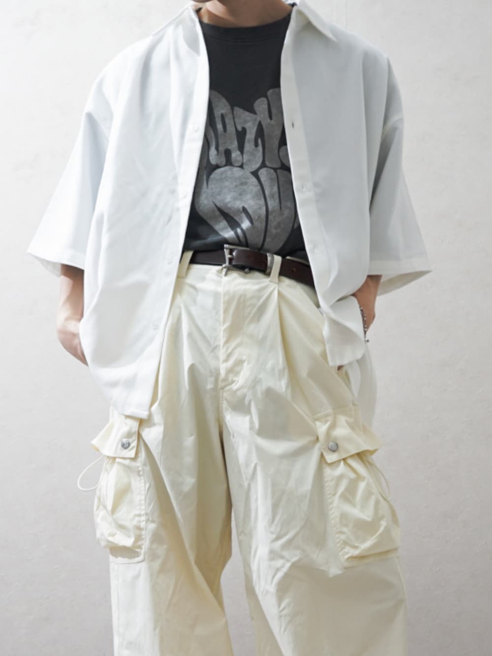「PR、STARTING OVER、スターティングオーバー、ピグメント、ピグメントTシャツ、タックイン、シャツスタイル、カーゴパンツ、スニーカー、ショルダーバッグ、きれいめカジュアル、プチプラ、プリントT、白シャツ」｜「RUUBONの【RUUBON】TR regular color shirt / TR レギュラーカラーシャツ（シャツ/ブラウス、ホワイト系）」を使った、Takiさん（骨格ウェーブ・メンズ・169cm）の春コーディネートの2枚目の写真