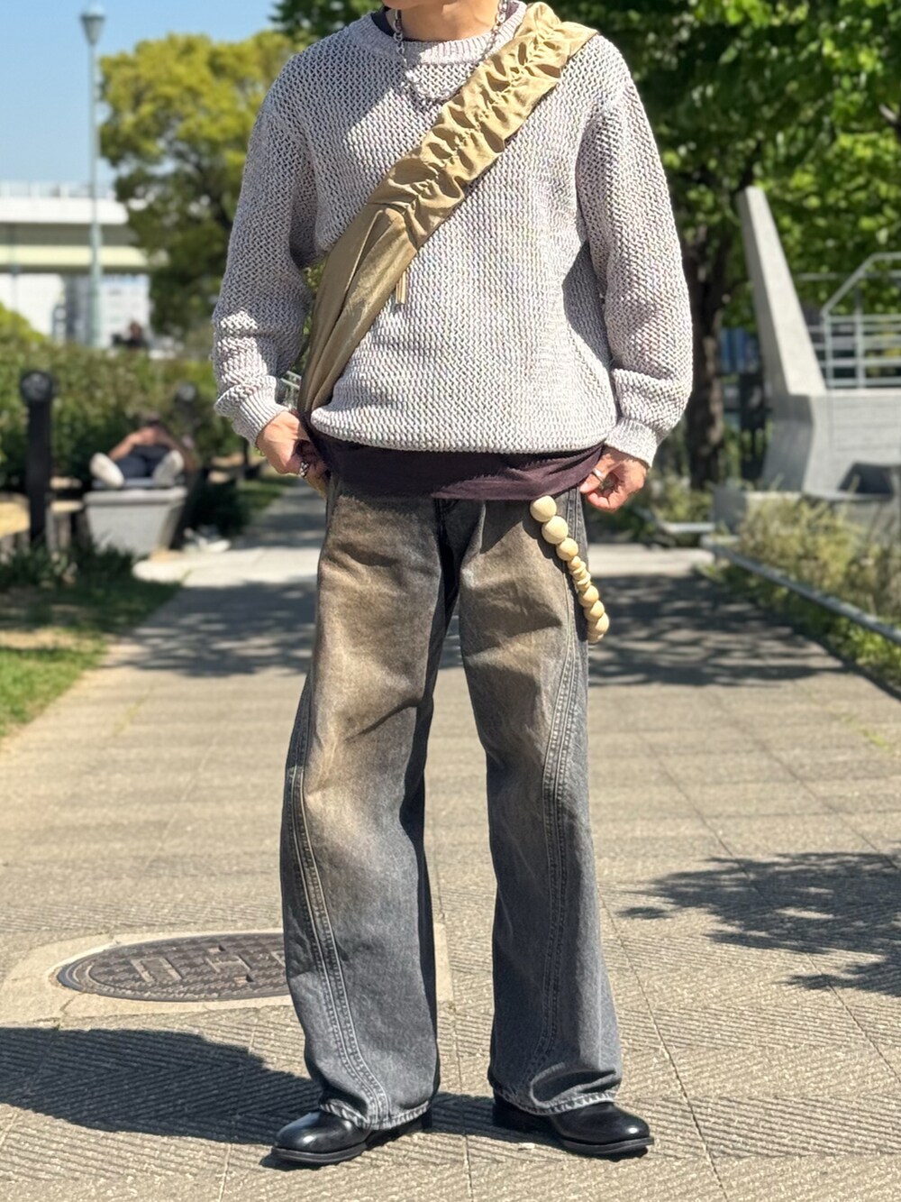 その他のニット/セーター、ブラック系のデニムパンツ、ベージュ系のショルダーバッグを着用したメンズの春コーディネートの2枚目の写真