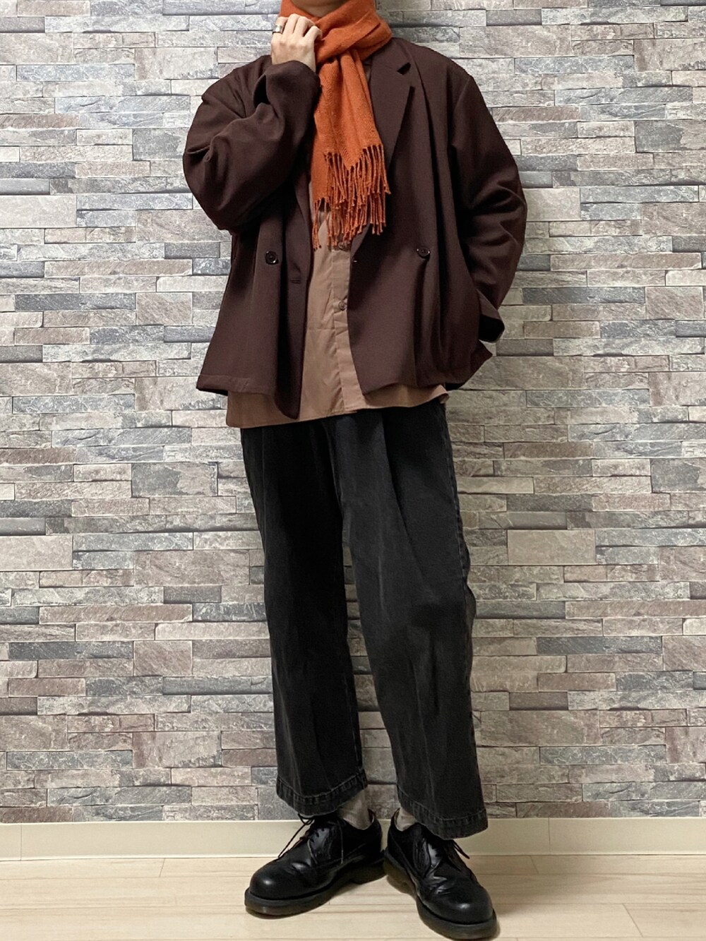 「お洒落さんとつながりたい、冬コーデ、マフラー、オレンジ、暖色コーデ、デニム、キレイめ、UNIQLO、journal standard、WYM、tk.TAKEO KIKUCHI、Dr.Martens、おしゃれさんと繋がりたい、いいね、save、フォローお願いします🤑、ジャケット」|「tk.TAKEO KIKUCHIの【WEB限定】ワンタック ルーズワイドパンツ(その他パンツ、グレー系)」を使った、Takiさん(メンズ・169cm)の冬コーディネートの2枚目の写真