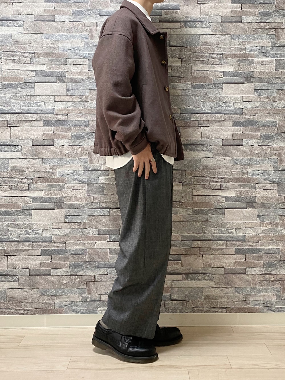 「シンプルコーデ、大人コーデ、キレイめ、冬コーデ、シャツスタイル、ブルゾン、epnok、Lui's、LIDNM、Dr.Martens、いいね、save、フォローお願いします🤑、おしゃれさんと繋がりたい、チャコールグレー、低身長コーデ、クリスマスに着たい服」|「LIDNMのWOOL BAGGY TROUSERS(スラックス、グレー系)」を使った、Takiさん(メンズ・169cm)の冬コーディネートの2枚目の写真