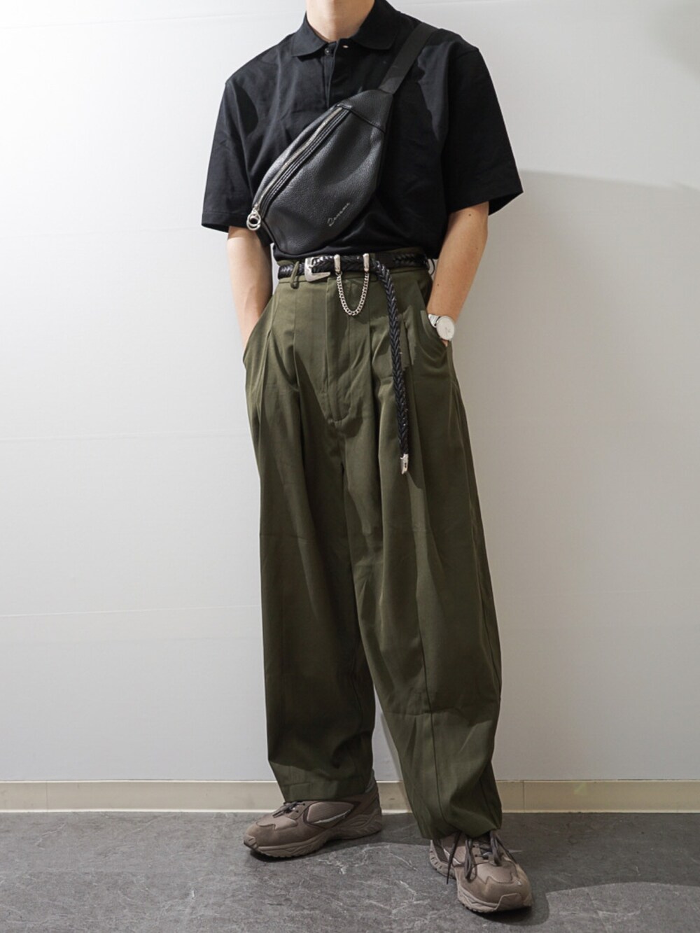 「カーキ、ポロシャツ、タックイン、春夏コーデ、ボディバッグ、プチプラ、大人コーデ、スニーカーコーデ、UNIQLO、remer、jieda、Moonstar、DEVICE(DEVICE)、きれいめカジュアル、オーバーサイズ」｜「remerのloose tapered wide PT / ルーズテーパードワイドパンツ（その他パンツ、グリーン系）」を使った、Takiさん（メンズ・169cm）の夏コーディネートの2枚目の写真