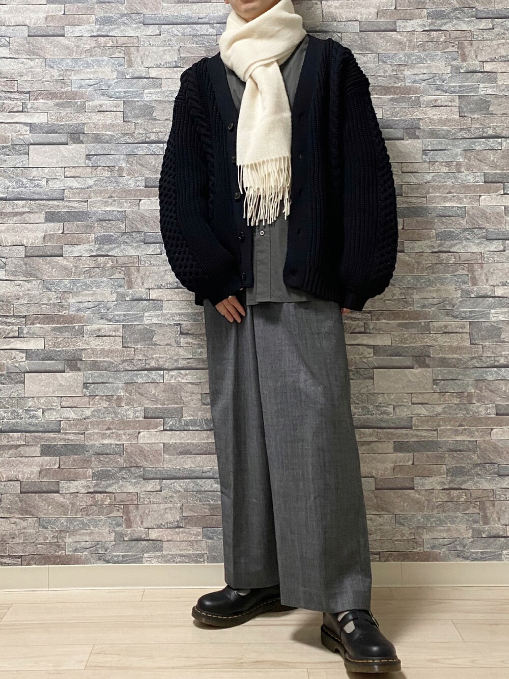 「カーディガン、マフラー、冬コーデ、LIDNM、adrer、ホワイト、Adam et Rope'、UNIQLO、Dr.Martens、あけましておめでとうございます!、新年一発目、今年もよろしくお願いします、シンプルコーデ、おしゃれさんと繋がりたい、いいね、save、フォローお願いします🤑」|「Dr. MartensのDr.Martens R12916001 8065 MARY JANE BL(ドレスシューズ、ブラック系)」を使った、Takiさん(メンズ・169cm)の冬コーディネートの2枚目の写真