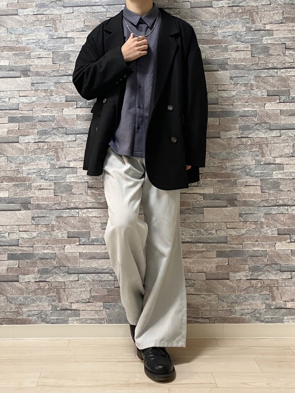 「おしゃれさんと繋がりたい、冬コーデ、シンプル、オーバーサイズ、ブラックコーデ、フレアパンツ、モード、パープル、シャツスタイル、キレイめ、epnok、Ellno Loset、HARE、ADRER、いいね、save、フォローお願いします🤑」|「HAREのヌバックライクフレアパンツ(HARE)(その他パンツ、グレー系)」を使った、Takiさん(メンズ・169cm)の冬コーディネートの2枚目の写真