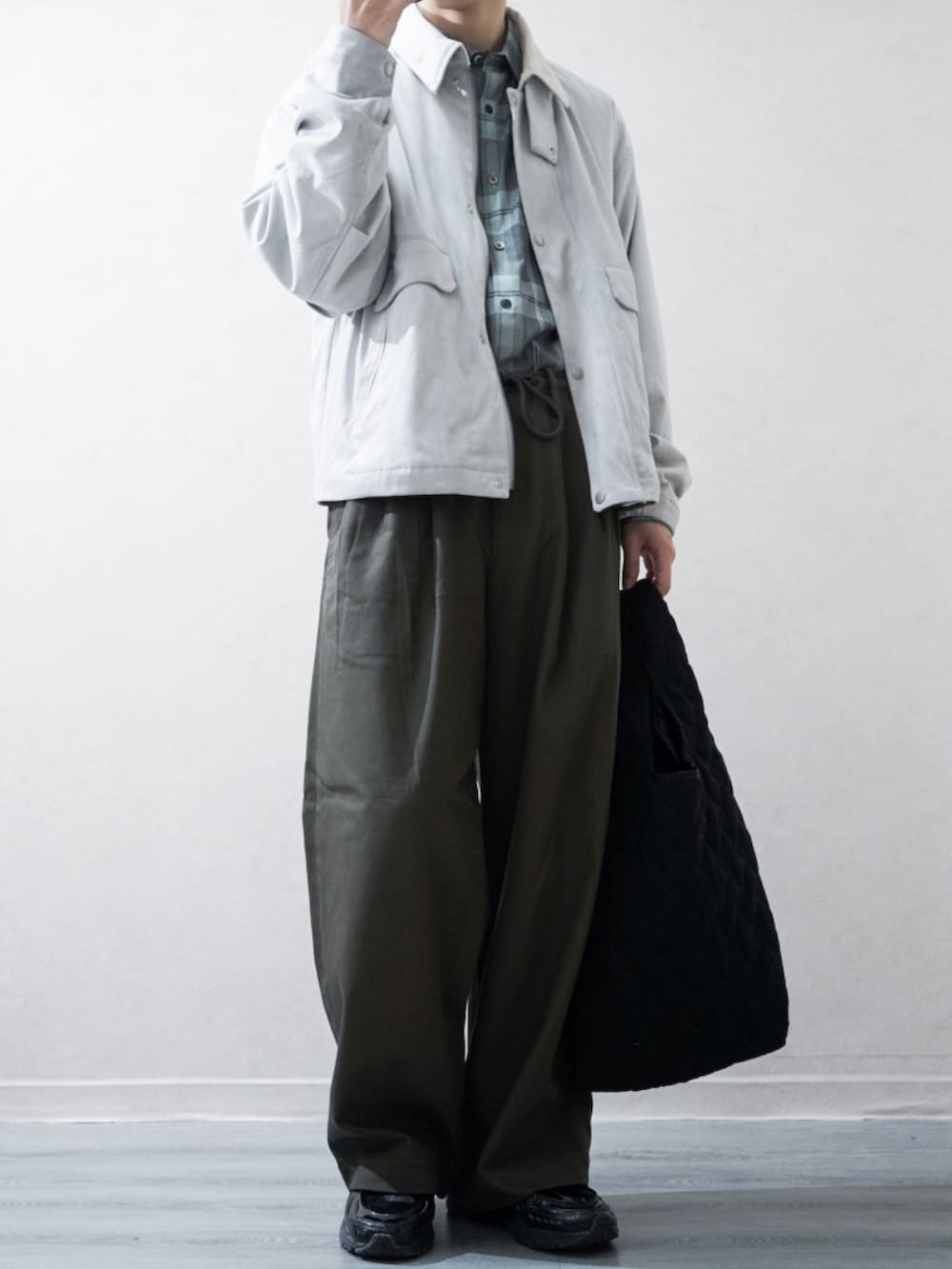 グレー系のブルゾン、グリーン系のシャツ/ブラウス、グリーン系のその他パンツを着用したメンズの冬コーディネートの2枚目の写真