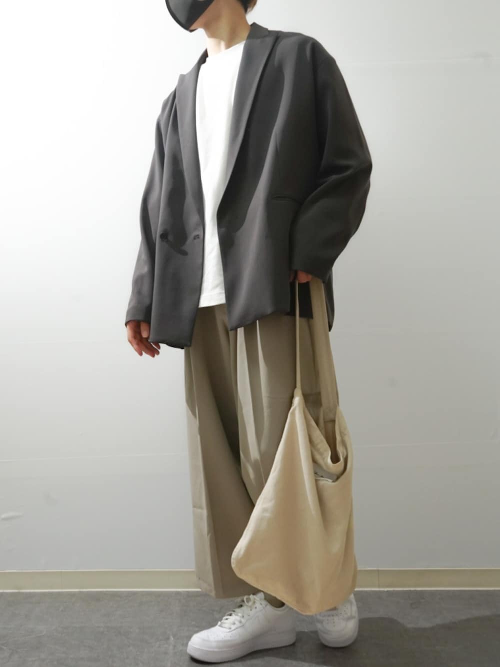 「ジャケット、春コーデ、ワイドパンツ、シンプルコーデ、大人コーデ、キレイめ、トートバッグ、白スニーカー、WYM、UNIQLO、CASPER JOHN、NIKE、remer、おしゃれさんと繋がりたい、いいね、save、フォローお願いします🤑」|「WYM LIDNMの【WYM LIDNM】MINIMAL DOUBLE JK SET-UP(セットアップ、グレー系)」を使った、Takiさん(メンズ・169cm)の春コーディネートの2枚目の写真