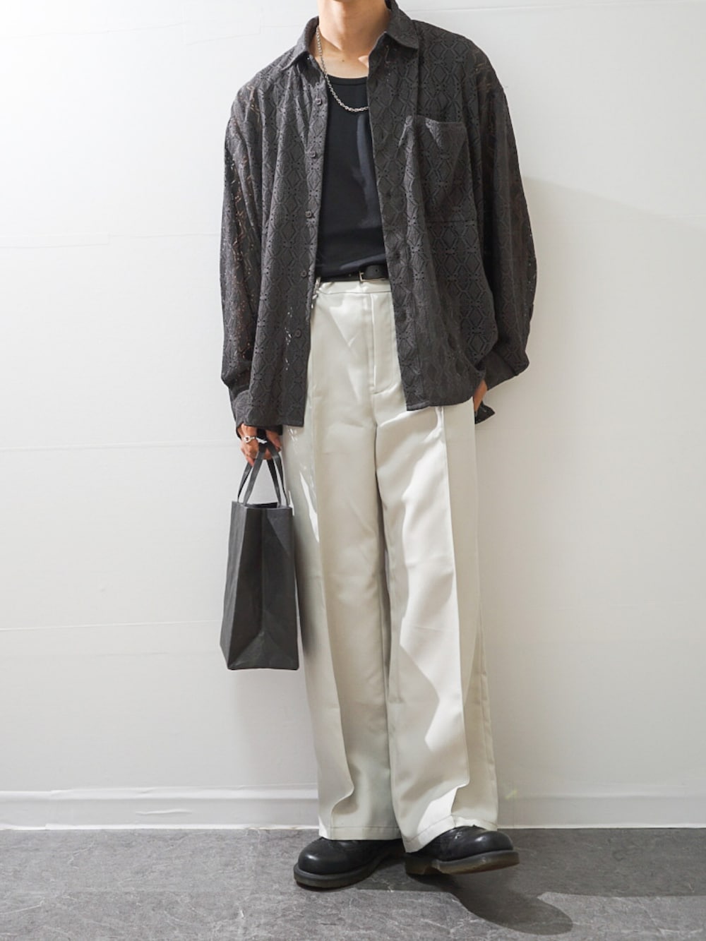 「シアーシャツ、レース、タンクトップ、タックイン、モノトーン、プチプラ、キレイめ、秋服準備はじめました、秋コーデ、トートバッグ、epnok、PUBLIC TOKYO、tk.TAKEO KIKUCHI、Dr.Martens、SIWA」｜「PUBLIC TOKYOのセンタープレスストレートパンツ（スラックス、グレー系）」を使った、Takiさん（メンズ・169cm）の夏コーディネートの2枚目の写真
