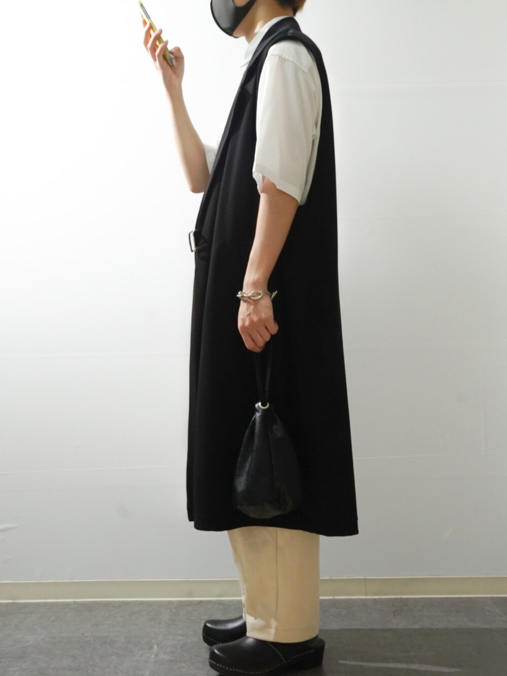 「ジレ、ロングジレ、キレイめ、シンプルコーデ、大人コーデ、白パンツ、ビッグシルエット、サンダル、サボサンダル、シャツスタイル、HARE、Adam et Rope'、Wrangler、DEVICE(DEVICE)、巾着バッグ」|「DEVICEの【WEARISTA じーたー×DEVICE コラボ】Rename ソフトフェイクレザー 巾着バッグ /ショルダーバッグ / ハンドバッグ (ユニセックス)(ショルダーバッグ、ブラック系)」を使った、Takiさん(メンズ・169cm)の春コーディネートの2枚目の写真