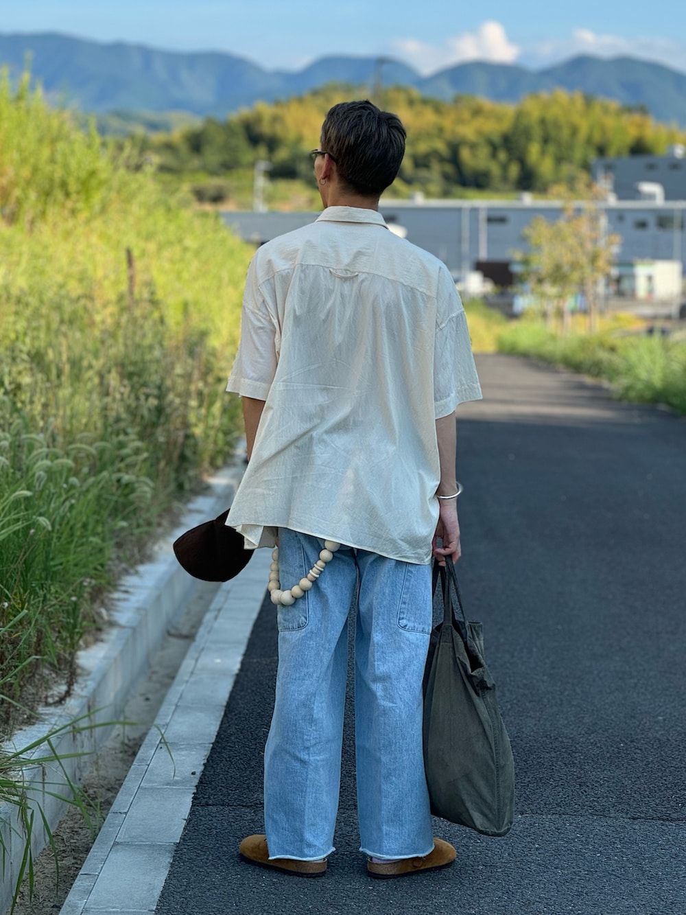 「アツいコーデ全部見せ、夏コーデ、デニム、デニムパンツ、シャツスタイル、シャツ好き集まれ、キャップ、きれいめカジュアル、サンダル、ショルダーバッグ、シンプルコーデ、ブラウン、低身長、オトナカジュアル、ワイドデニム」|「DulcamaraのショートスリーブBigシャツ-S(シャツ/ブラウス、ホワイト系)」を使った、Takiさん(骨格ウェーブ・メンズ・169cm)の夏コーディネートの2枚目の写真