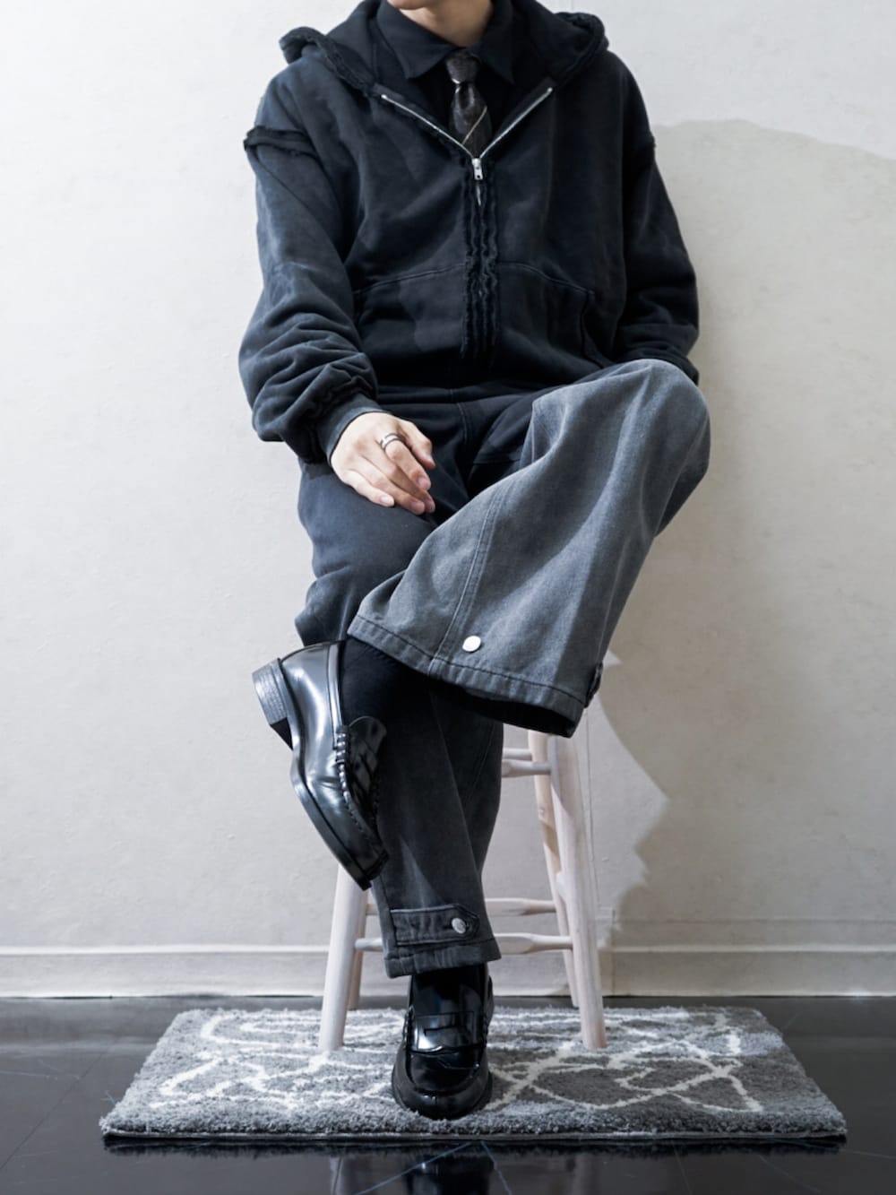 「春コーデ、春、パーカー、ジップパーカー、シャツスタイル、レイヤードスタイル、ネクタイ、デニム、ローファー、ショルダーバッグ、ブラックコーデ、ブラックデニム、大人カジュアル、きれいめカジュアル、プチプラ」｜「ASTRONOMYのピグメントスウェットフリンジZIPパーカー（パーカー、ブラック系）」を使った、Takiさん（骨格ウェーブ・メンズ・169cm）の春コーディネートの2枚目の写真